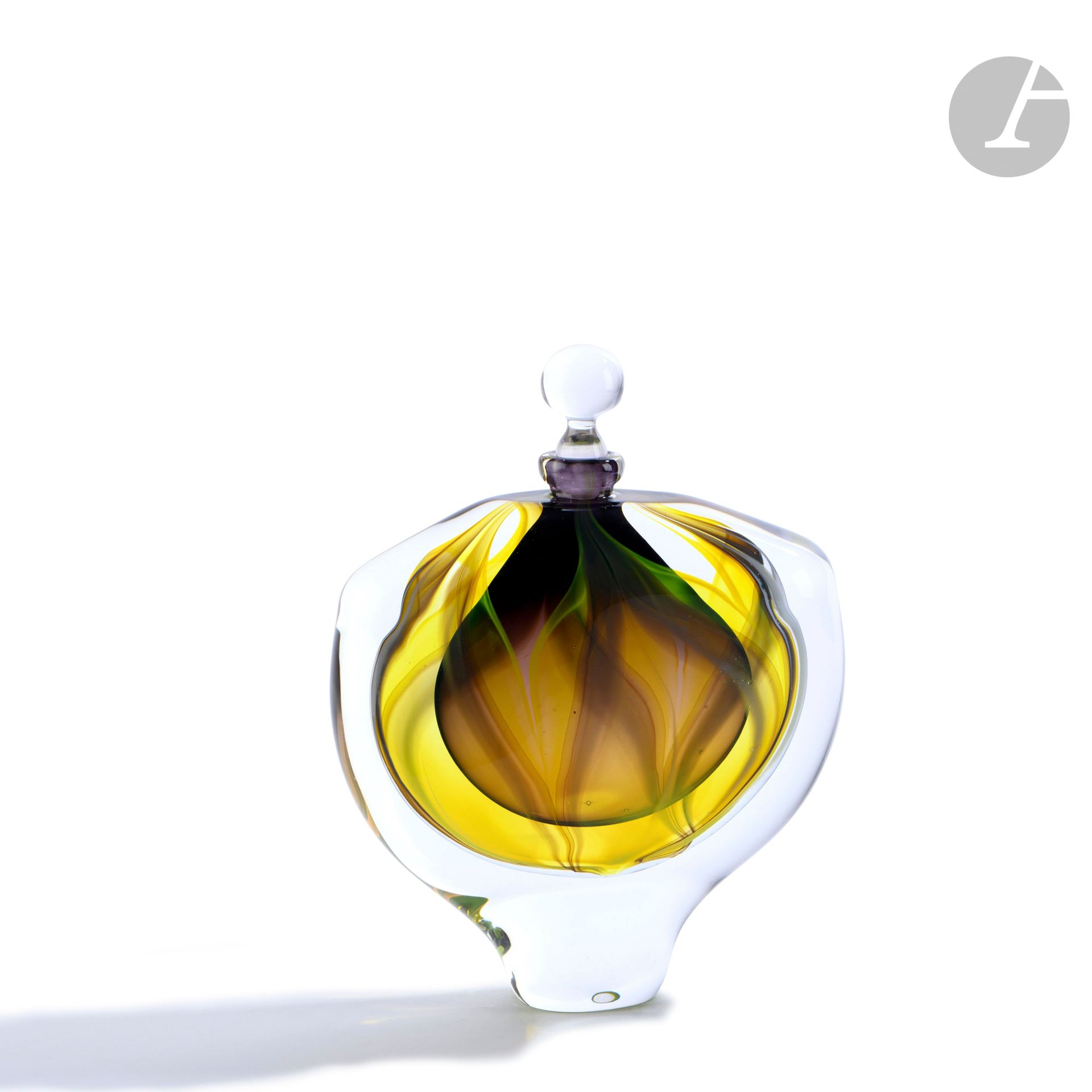 Éric LAURENT (France, 1959-2018)
Flacon en verre soufflé à décor flammé jaune, vert et brun. Signé, daté (19)89, situé à Allex et numéroté K14 sous la base. H. 22 cm - L. 17 cm - P. 5 cm