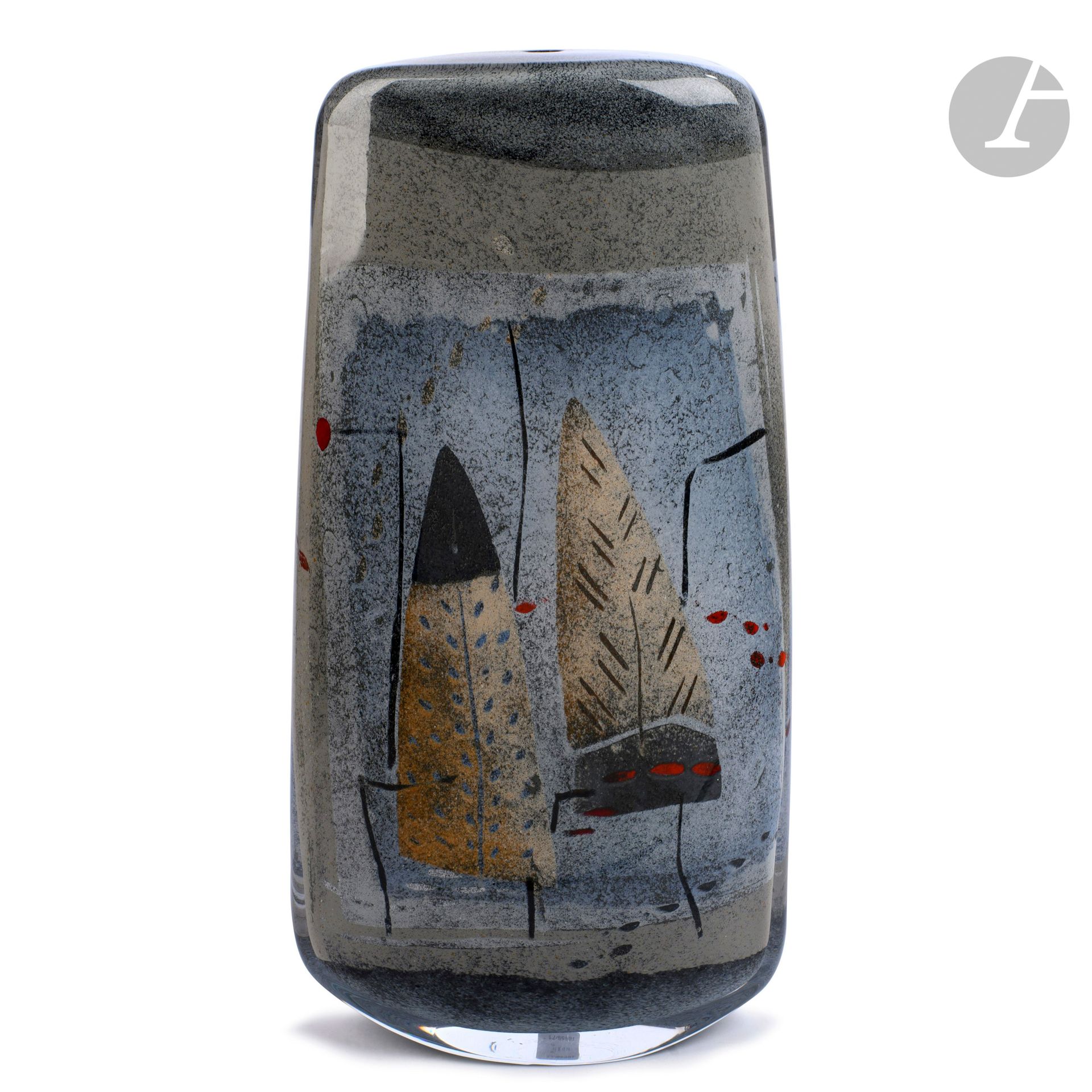 Alain et Marisa BÉGOU (France, nés en 1945 et 1948)
Bouclier
Grand vase en verre soufflé à col étroit de forme rectangulaire aplatie à décor de personnages stylisés dans les tons gris, beige et bleu. Signé et numéroté 20. A.24 à la base. Pièce réalisée en 2000. H. 59 cm - L. 30 cm - P. 11 cm
