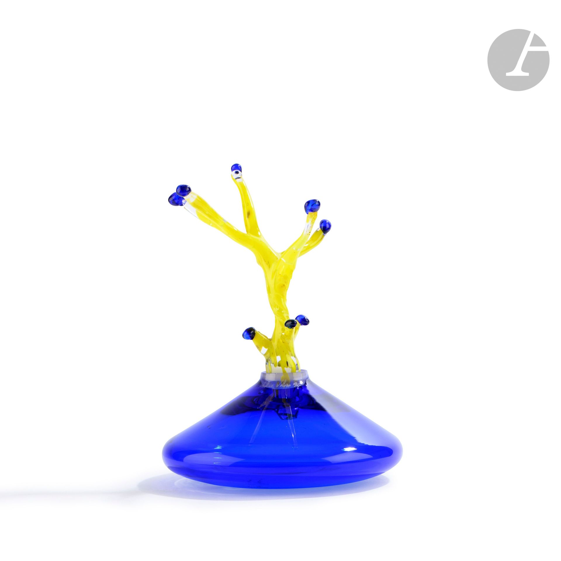 Pedro VELOSO (France, born in 1965)
Blue blown glass bottle of round flattened form, its yellow stopper in the shape of branches with blue points. Signed and dated (19)94 on the neck and under the base. H. 19 cm - D. 14 cm
