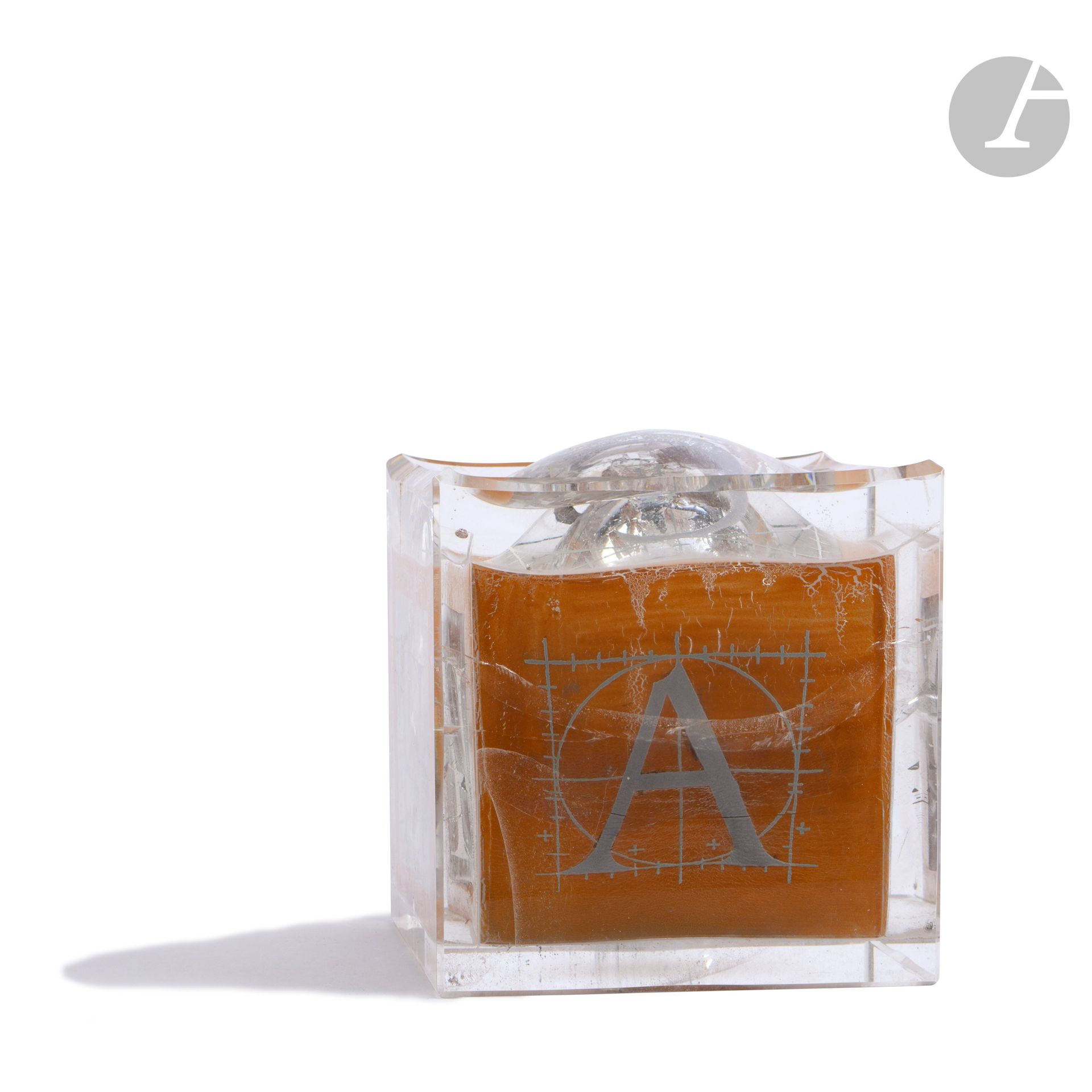 Antoine LEPERLIER (France, né en 1953)
Effets de la mémoire
Sculpture en pâte de verre de forme carrée à décor interne calligraphié, à l’aspect de craquelures imitant le quartz, un crâne figurant à l'intérieur, posée sur son socle en métal noir. Signée et numérotée 2011/213 sur un côté. Pièce réalisée en 2001. H. 26 cm - L. 24 cm - P. 24 cm