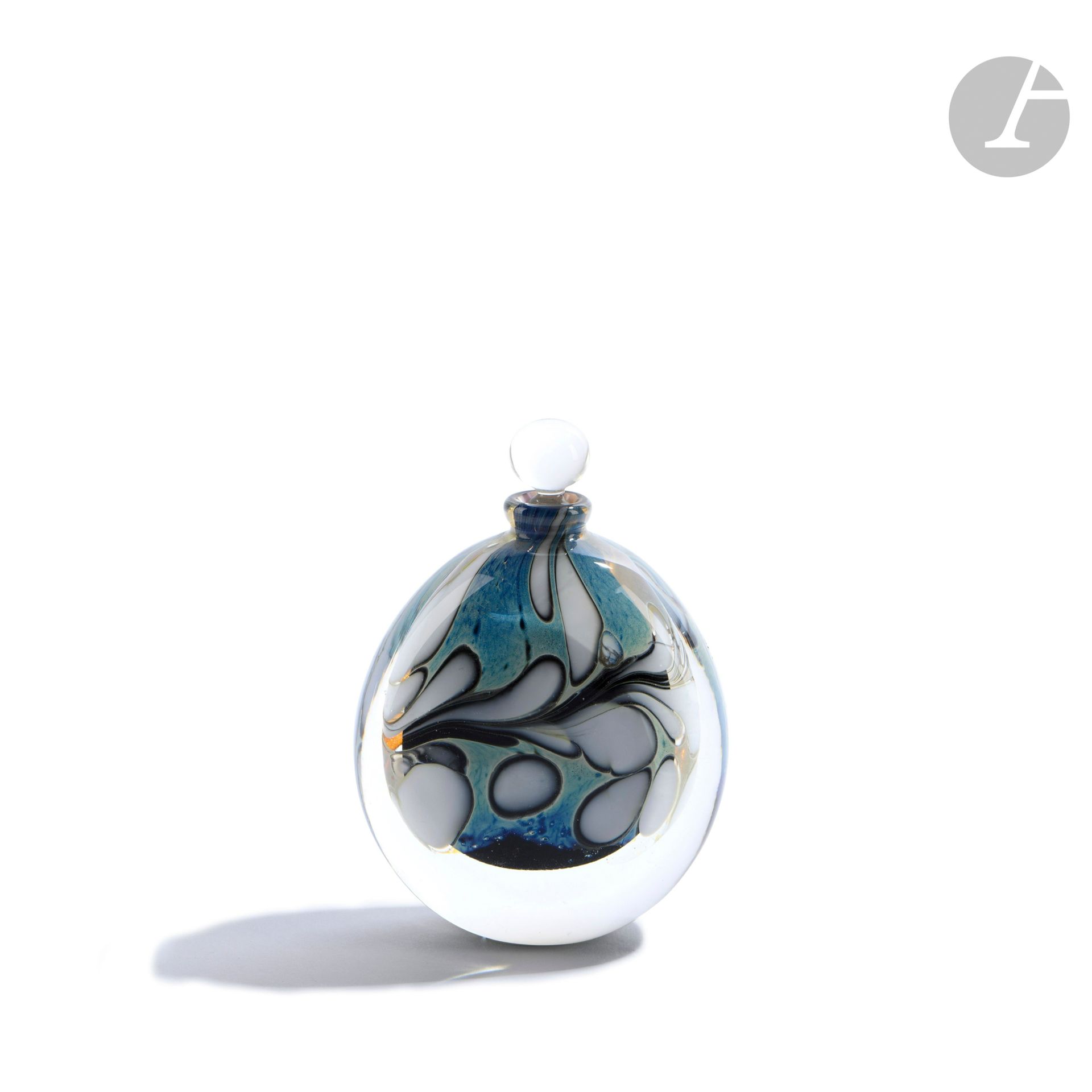 Hervé RASPAIL (France, born in 1960)
Blown glass bottle with white spots on a blue background. Signed, dated (19)89 and located in Allex under the base. H. 11 cm - L. 8 cm - D. 4 cm