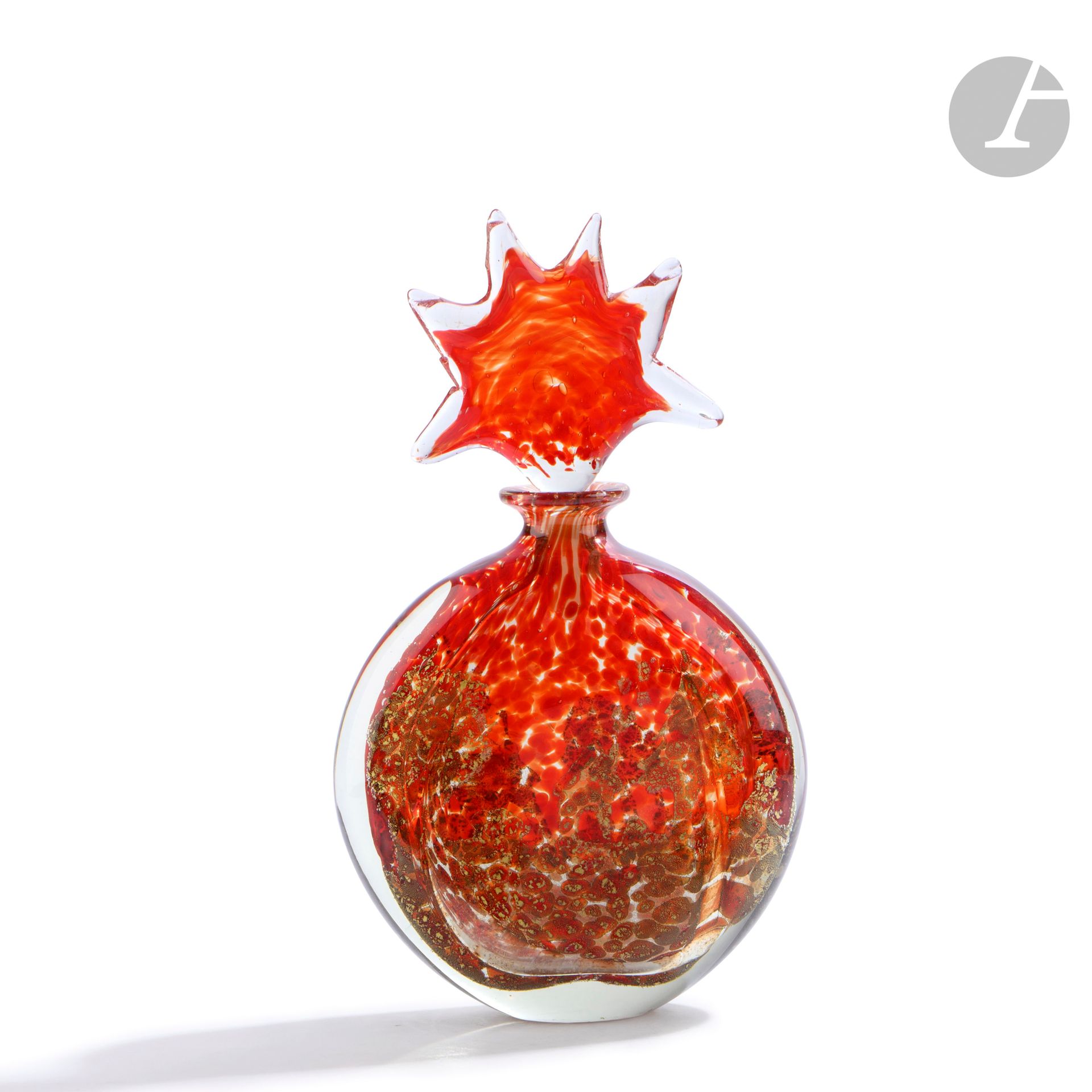 Michèle LUZORO (France, born in 1949)
Blown glass bottle decorated with red scales partially covered with gold leaf, and its stopper in the shape of a star. Signed under the base. H. 27 cm - L. 15 cm - D. 5 cm