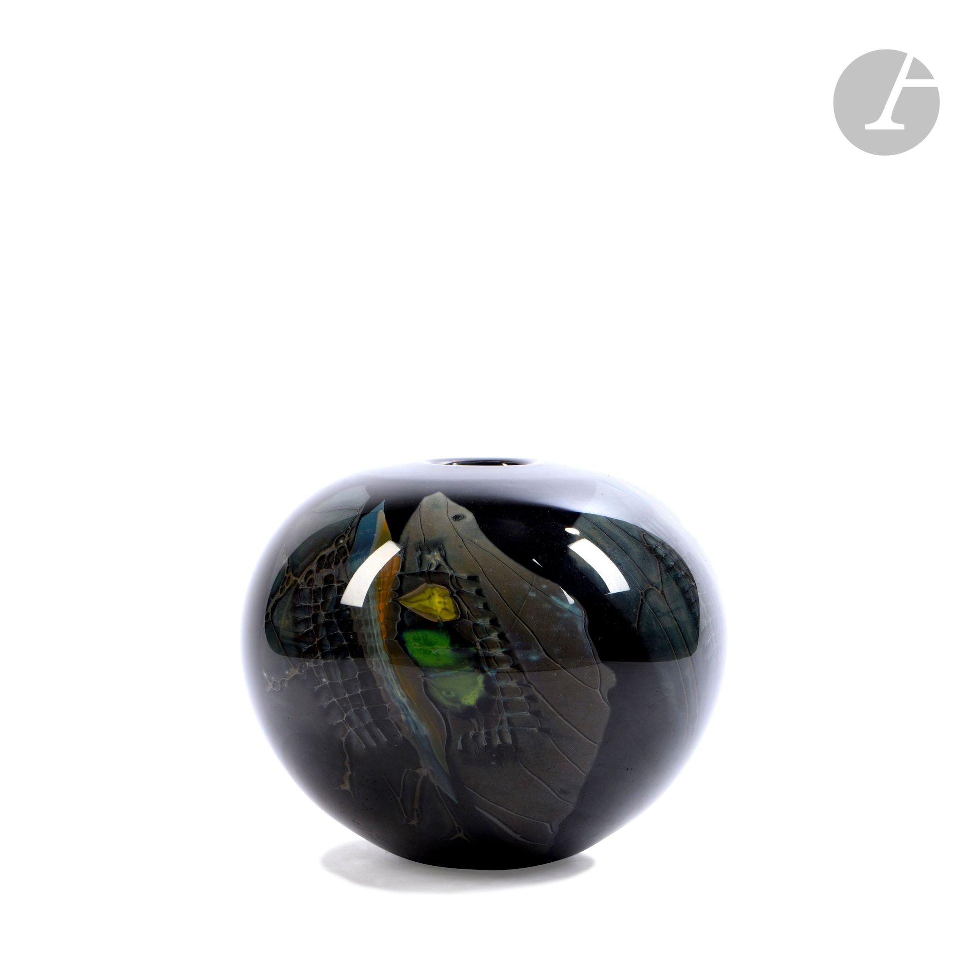 Claude MONOD (France, 1944-1990)
Blown glass vase, lined with black opaline, with decoration on plates. Signed, dated and numbered 89.9 47 under the base. H. 16 cm - D. 19 cm

Bibliography :
L'art du verre en France, 1985-2000: T. Baudry, A. and M. Bégou, R. and G. Fiévet - Exhibition catalog, Maison Ravier, Morestel, from June 17 to August 26, 2001. Reproduced in the catalog.