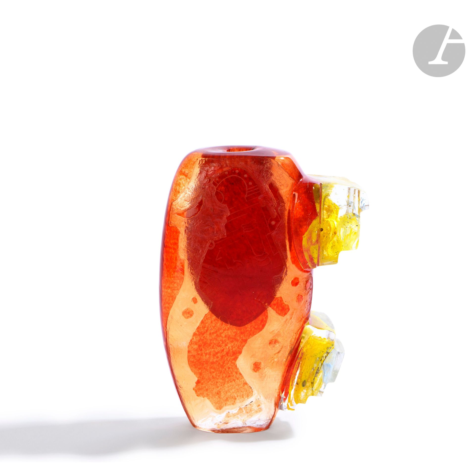 René DENIEL (France, né en 1947)
Vase en verre soufflé rouge travaillé à l’acide, à décor de cosmonaute, deux cabochons jaunes appliqués en surface. Signé à la base, monogrammé, daté (19)91 et noté 1/1 sous la base. H. 23 cm - L. 16 cm - P. 6 cm