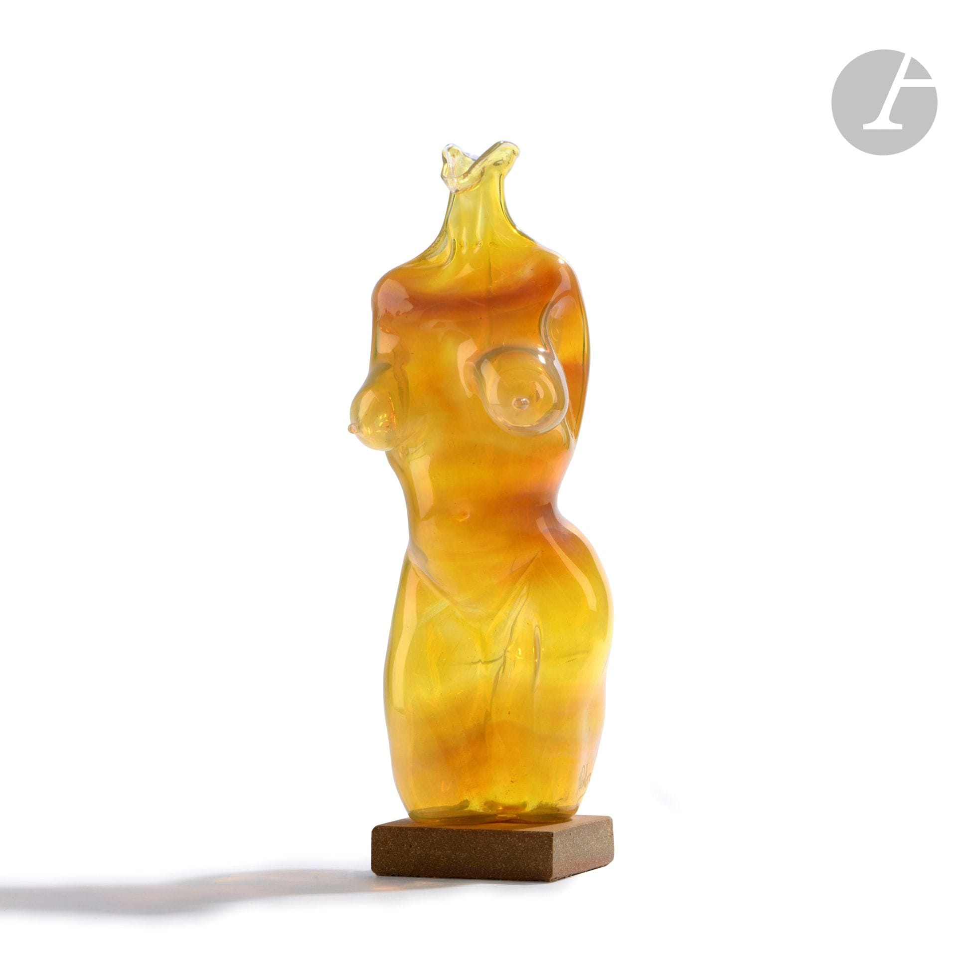 Philippe MERLOZ (France, born in 1950)
Sculpture in blown glass tinted orange red, representing a woman's body, on a wooden base. Signed on one leg. H. 25 cm - L. 8 cm - D. 9 cm