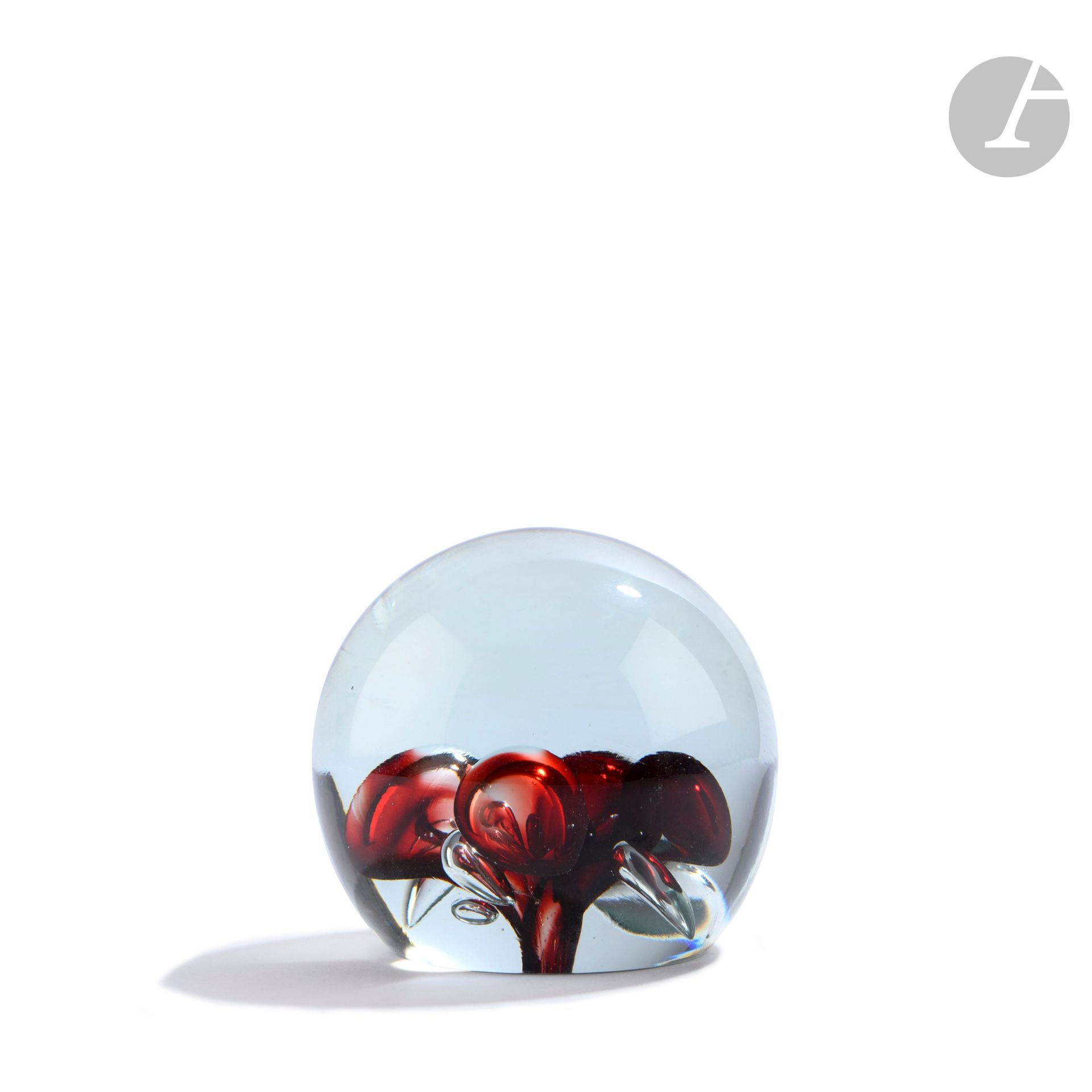 Alain GUILLOT (France, né en 1948)
Boule presse-papier en verre soufflé à décor de bulles rouges. Signé, daté 1987 et numéroté 32 sous la base. D. 8 cm

On joint : 
Robert PIERINI (France, né en 1950)
Boule presse-papier en verre soufflé à décor d’oxydes métalliques or et bleu. Signé, daté 1993 et numéroté B17 sous la base. D. 10 cm