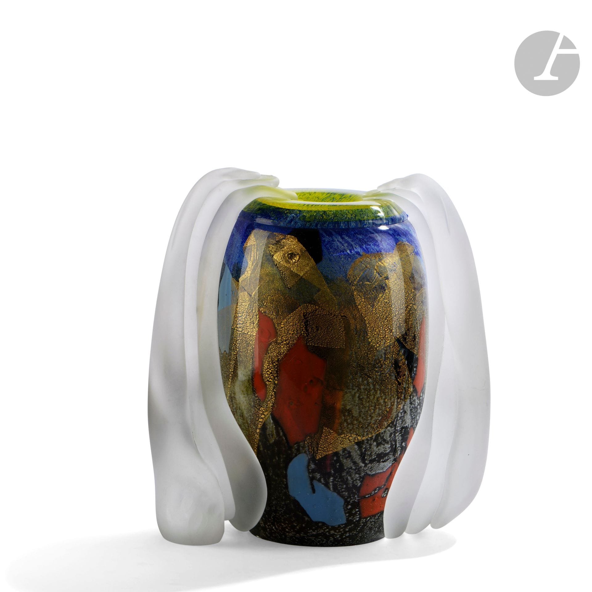 Jean-Claude NOVARO (France, 1943-2014)
Exceptionnel vase en verre soufflé à décor d’émaux de couleurs et de feuilles d’or, entouré d’anses en cordons de verre sablé, accompagné de deux modèles similaires miniatures.
Signé « Novaro (avec l’aide de M A) » et daté 1992 sous la base. Dimensions du vase : H. 35 cm - L. 30 cm - P. 20 cm. Dimension des vases miniatures : H. 6 cm - L. 9 cm

Bibliographie : 
- L’art du verre en France, 1985-2000 : T. Baudry, A. et M. Bégou, R. et G. Fiévet – Catalogue d’exposition, Maison Ravier, Morestel, du 17 juin au 26 août 2001. Reproduit au catalogue.
- Diverrecité : regards sur le verre contemporain français - Catalogue d’exposition, Maison du verre, Puy-Guillaume, 6 juin - 20 octobre 2000. Reproduite au catalogue.