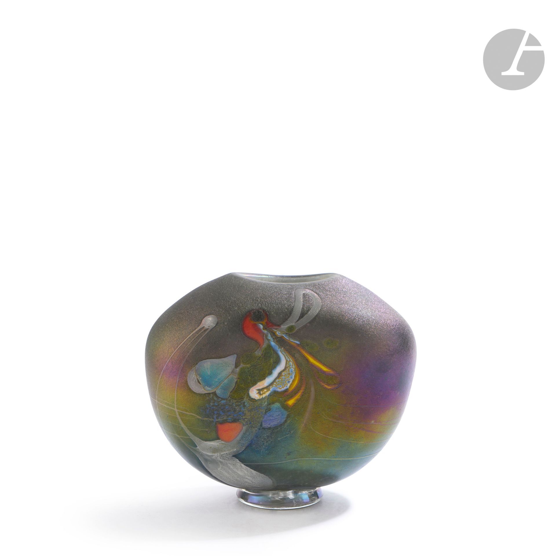 Robert PIERINI (France, born in 1950)
Glass vase blown on pedestal with polychrome iridescent grained decoration on a grey background. Signed, dated 1988 and numbered G6 under the base. H. 14 cm - W. 16 cm - D. 8 cm