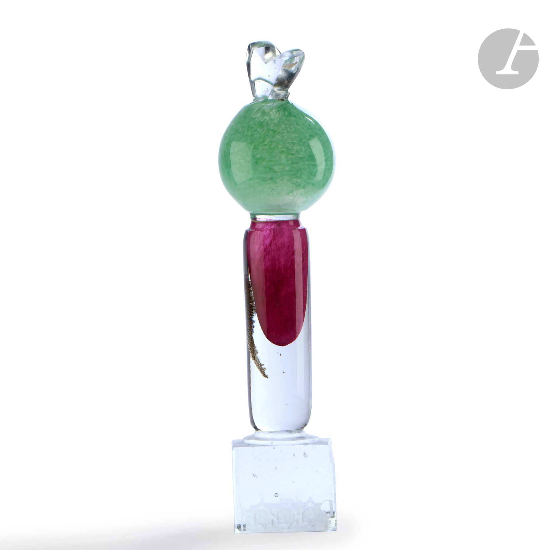 René DENIEL (France, born in 1947)
Large sculpture in four elements of blown, cut and assembled glass, in red and green tones. Signed on the base, monogrammed and dated (19)90 under the base. H. 53 cm - W. 12 cm - D. 12 cm

Bibliography : 
Papier de verre - Exhibition catalog, Galerie Complément d'Objet, Rouen, 1990. Reproduced in the catalog p. 11.