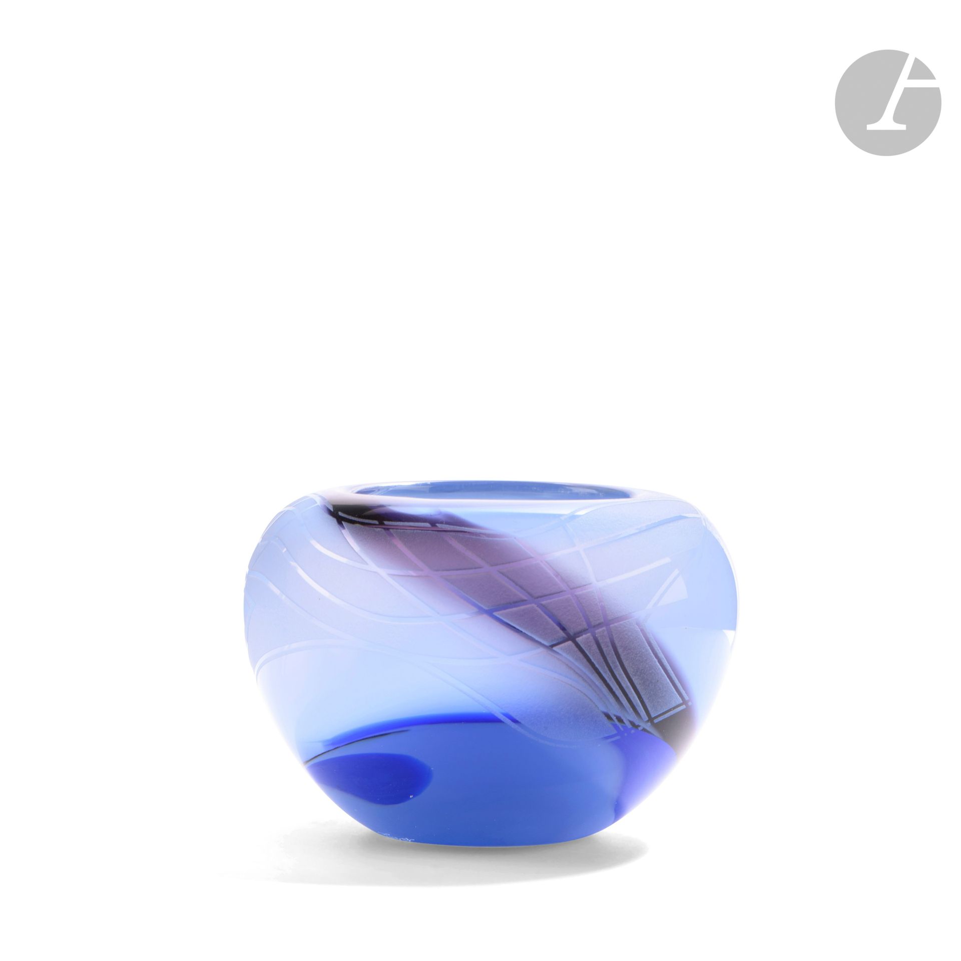 Régis and Gisèle FIEVET (France, born in 1948 and 1951)
Vase in milky white blown glass, with geometrical decoration engraved with sand. Signed at the base. H. 10 cm - D. 14 cm