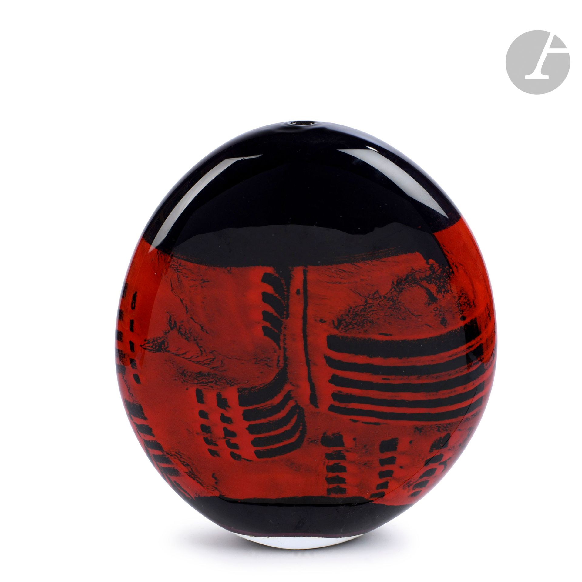 Alain et Marisa BÉGOU (France, nés en 1945 et 1948)
Grande sculpture en verre soufflé de forme ovale aplatie à décor d’une ceinture rouge sur fond noir. Signée et numérotée 5 B 42 à la base. Pièce réalisée en 1995. H. 44 cm - L. 37 cm - P. 9 cm