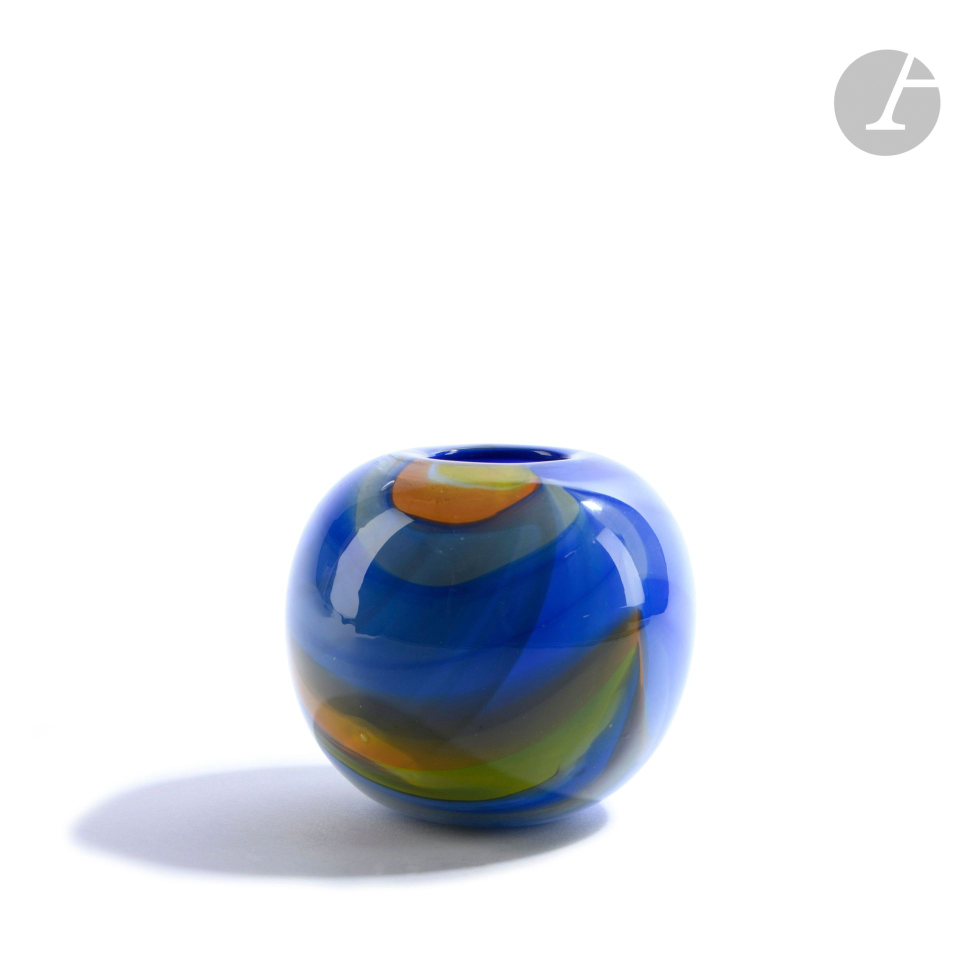 Joseph CHIAMPO dit GORIO (France, XXe siècle)
Vase boule en verre soufflé dans les tons bleu, jaune et orange. Signé et daté (19)90 à la base. H. 8 cm – D. 8 cm