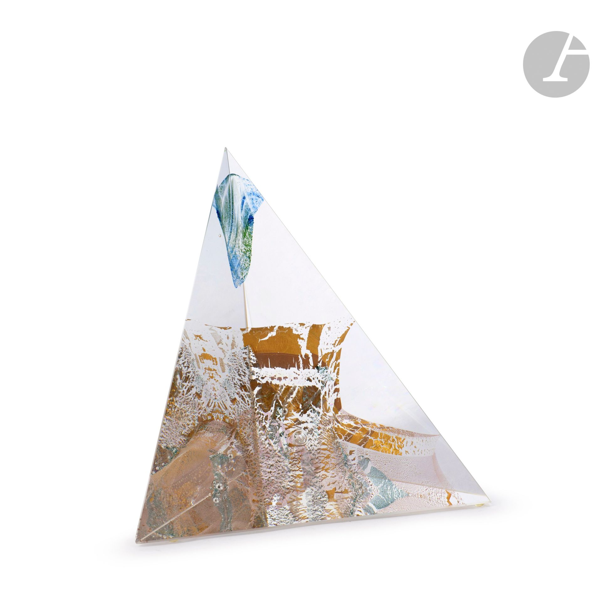 Yan ZORITCHAK (Slovakia, born 1944)
Star, 2003
Sculpture in transparent optical crystal of triangular form, with intercalary decoration of metallic oxides in the blue, green, pink and gold tones. Signed and dated 2003 in the decoration. H. 22 cm - W. 24 - D. 12 cm