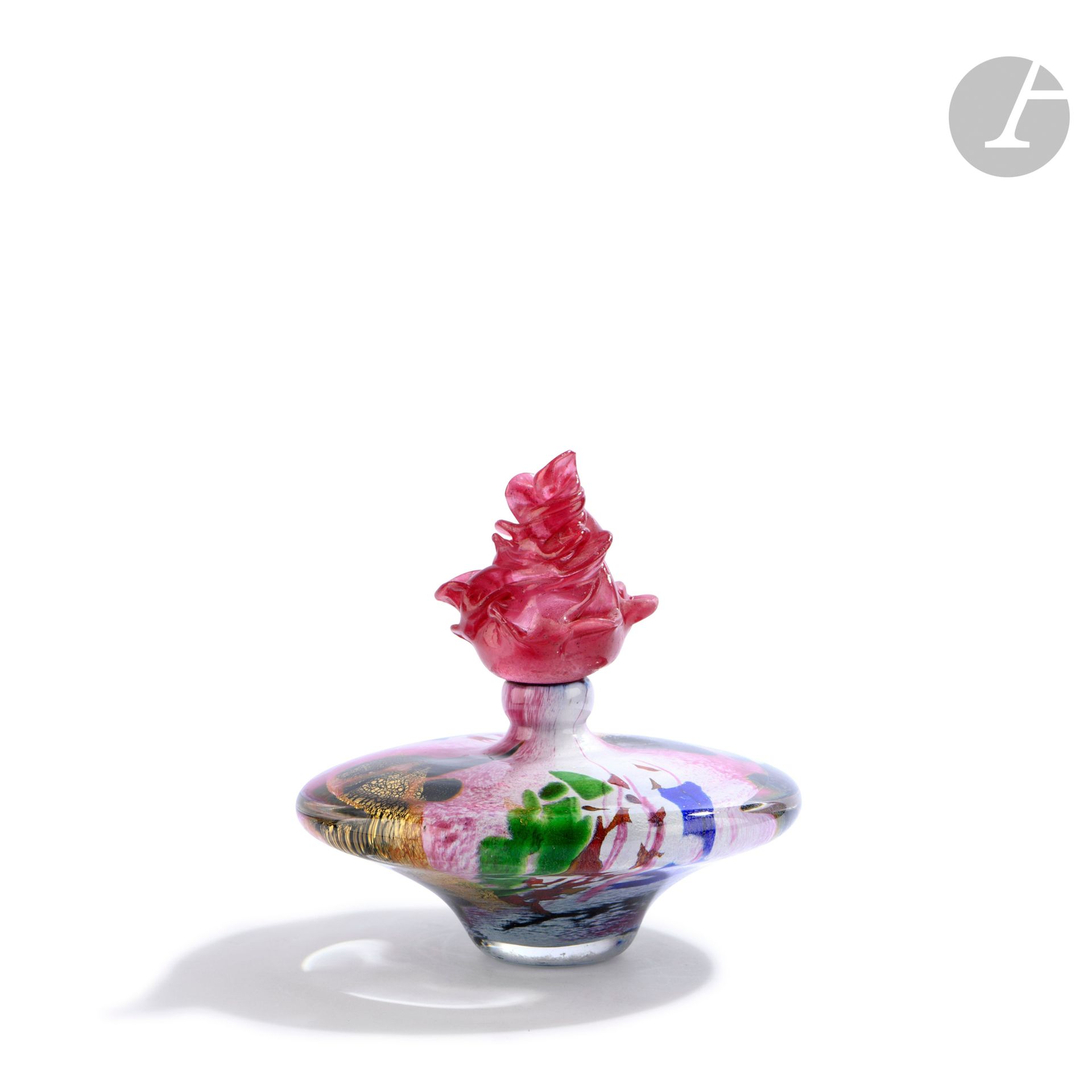 Ada LOUMANI (France, born in 1959)
Flat bottle in blown glass with polychrome and gold leaf decoration, and its stopper in the shape of pink flower. Signed and dated 1994 under the base. H. 18 cm - D. 17 cm
