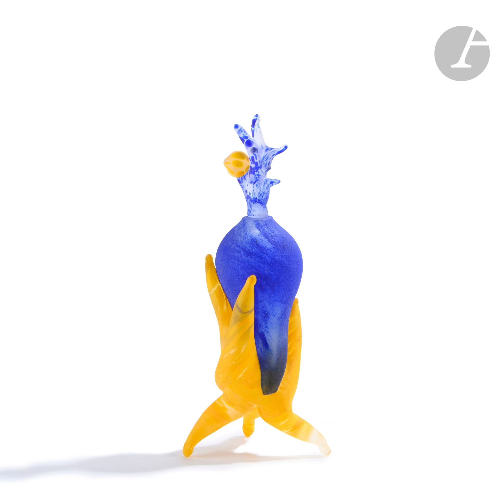Pedro VELOSO (France, born in 1965)
Blue blown glass bottle on a yellow tripod base, its stopper in the form of branches in matching colors. Signed and dated (19)97 under a foot. H. 25 cm - D. 8 cm