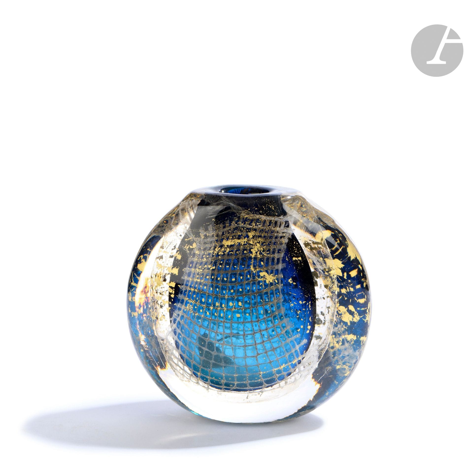 Éric LAURENT (France, 1959-2018)
Vase en verre soufflé à décor de maille et de pailles d’or sur fond bleu. Signé, daté (19)87 et situé à Allex sous la base. H. 9 cm - L. 9 cm - P. 5 cm