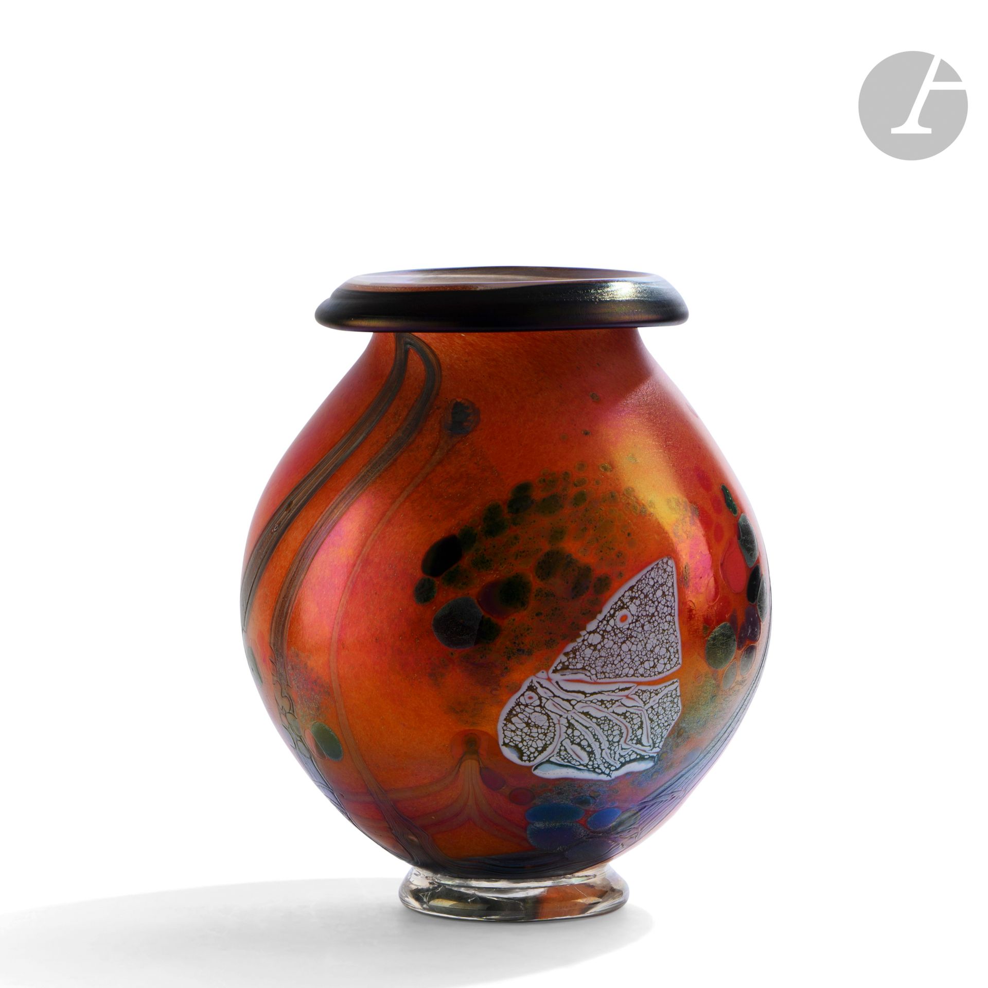 Robert PIERINI (France, born in 1950)
Large red blown glass vase, with black hemmed neck and polychrome decoration. Signed, dated 1989 and numbered VE5 under the base. H.33 cm - D. 28 cm