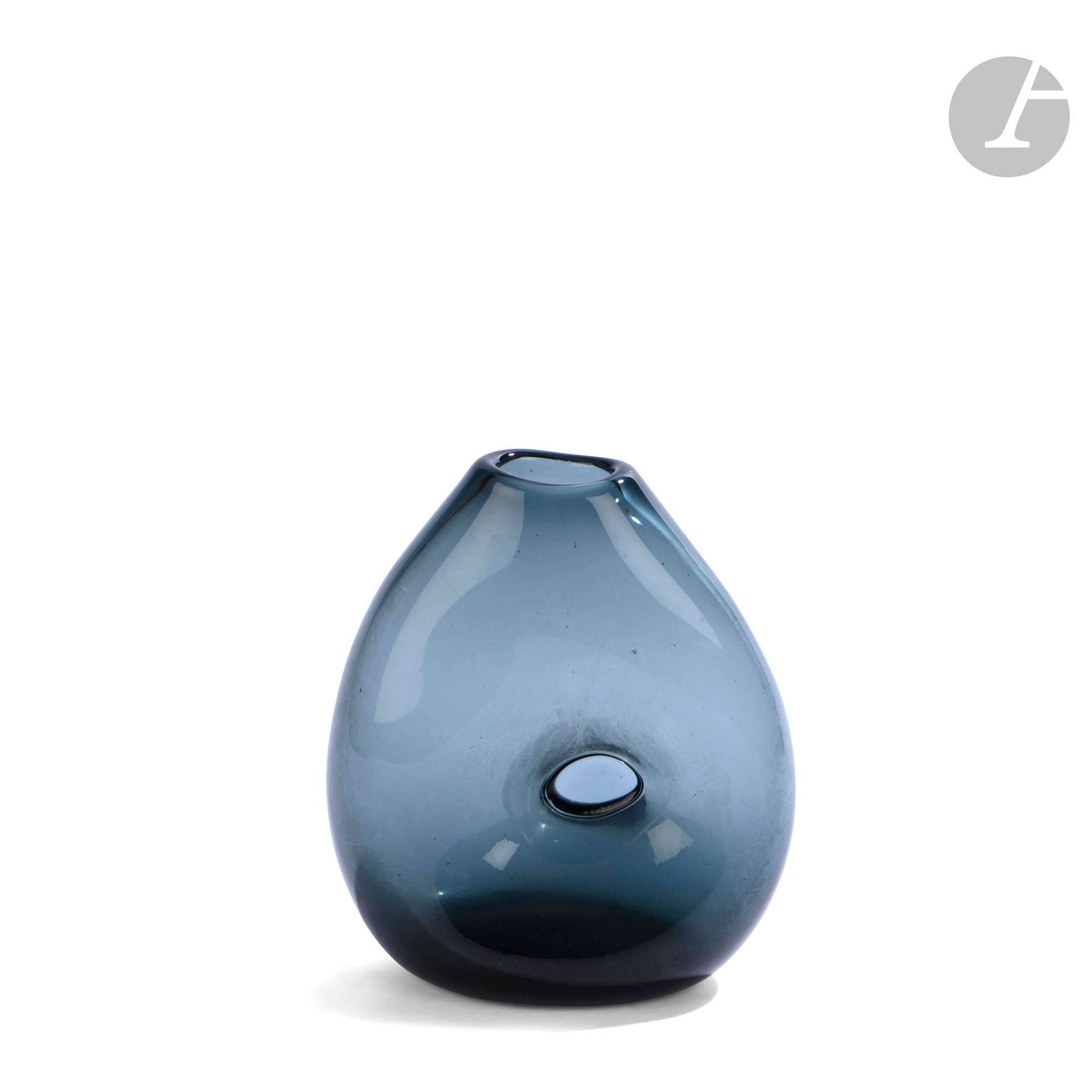Claude MORIN (France, 1932-2021)
Vase en verre soufflé bleu vert de forme gourde, à décor aspiré. Signé et daté 11.12.77 sous la base. H. 18 cm - L. 15 cm - P. 8 cm