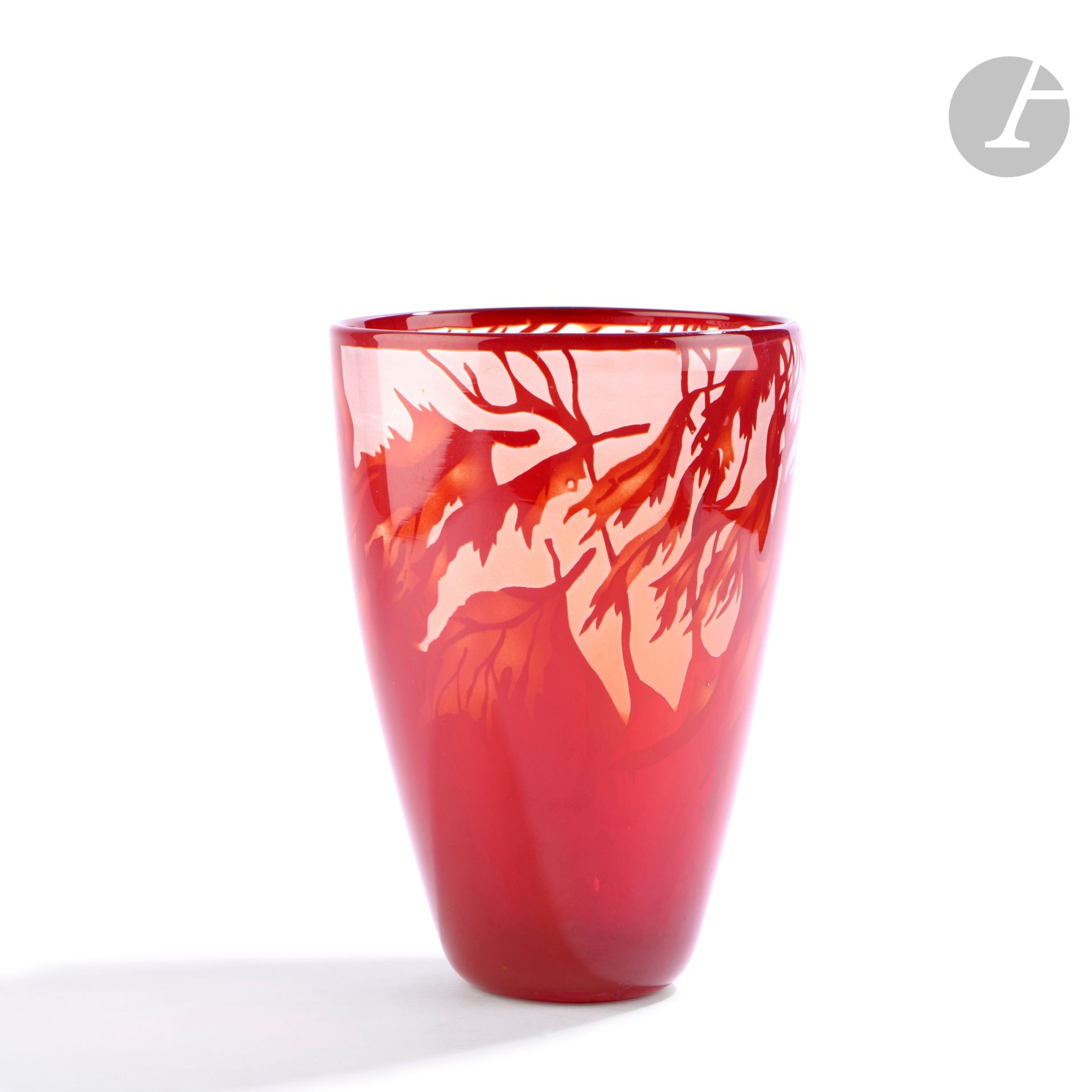 Jean Paul RAYMOND (France, born in 1948)
Blown glass vase with a large opening, with red abstract decoration on a sand-engraved background. Signed under the base. H. 21 cm - D. 14 cm