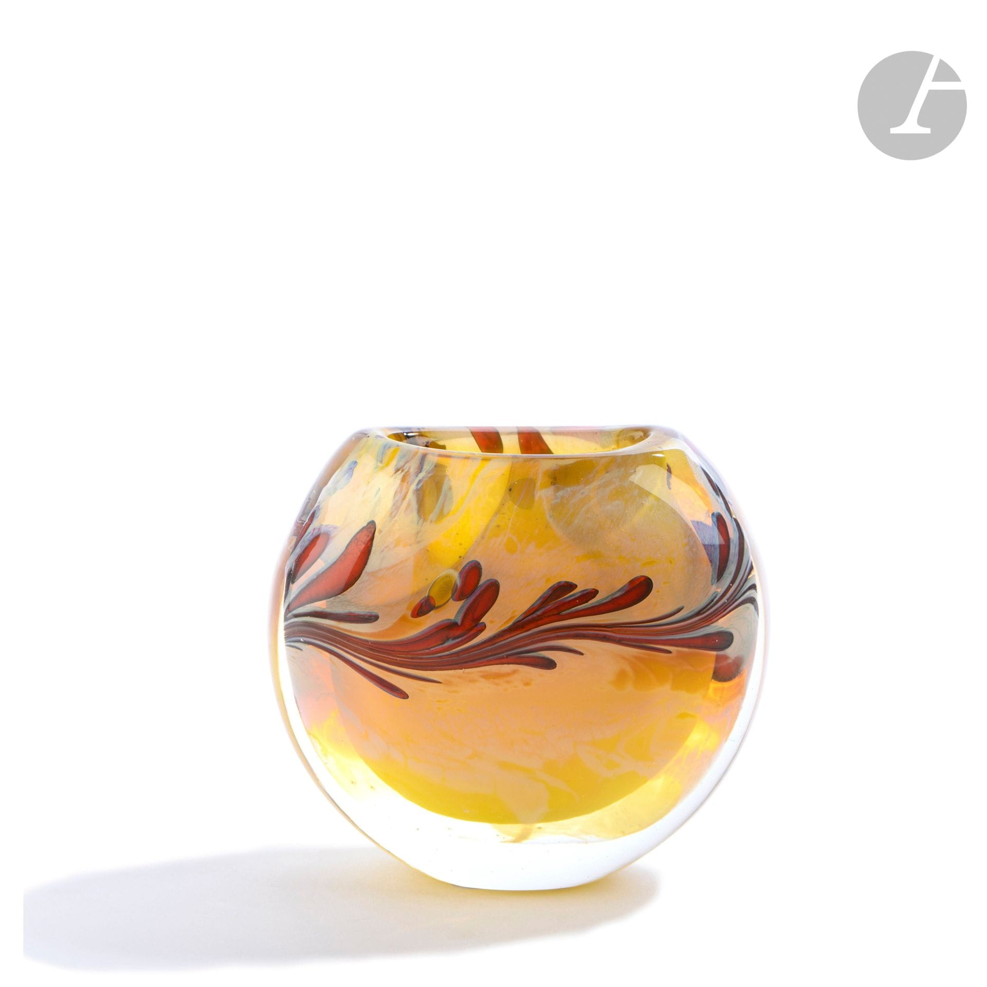 Éric LAURENT (France, 1959-2018)
Blown glass vase decorated with red spots and fillets on a yellow background. Signed, dated (19)88 and located in Allex under the base. H. 8 cm - W. 9 cm - D. 5 cm