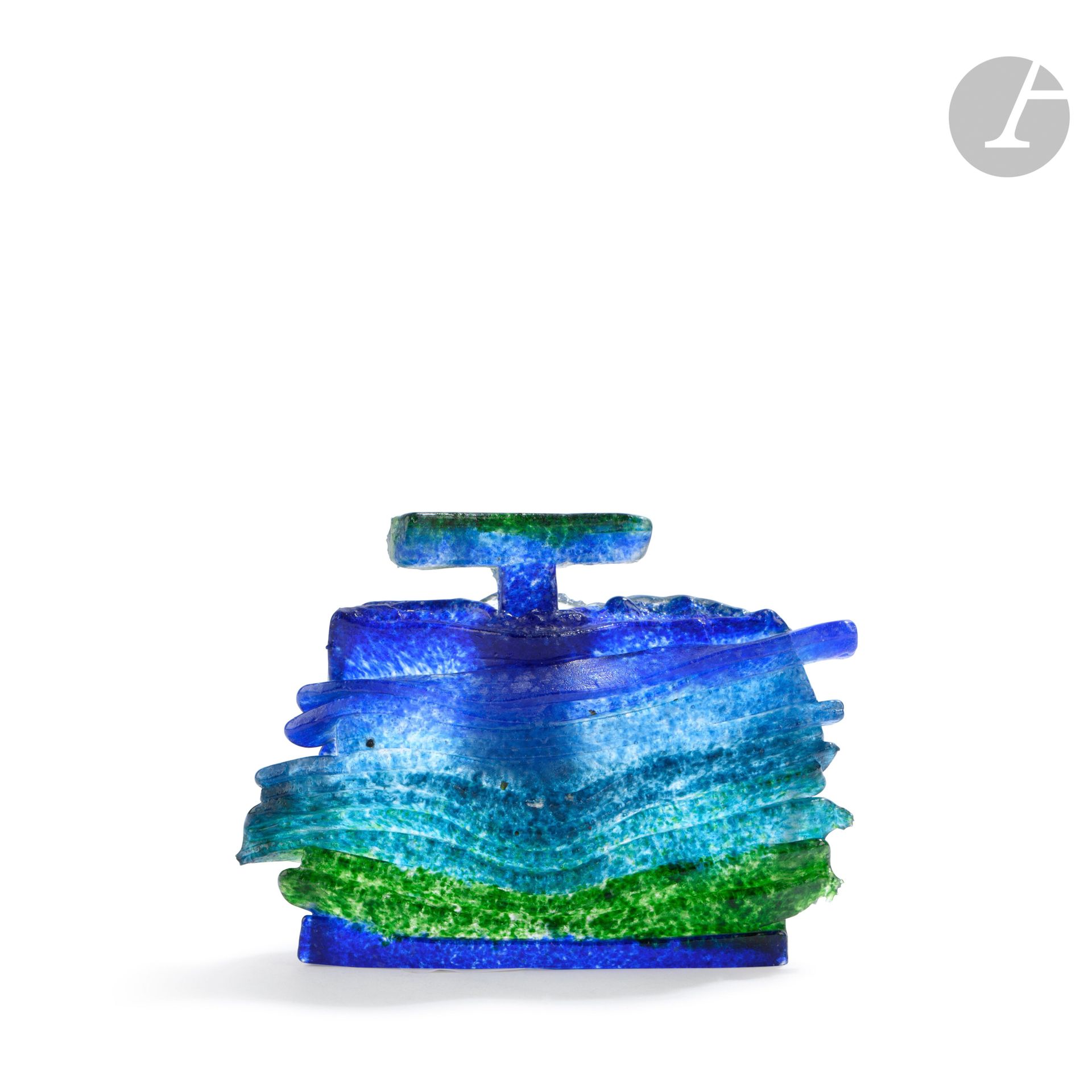 Denise FAYARD (France, XXe siècle)
Petit flacon en plaques de verre dans les tons vert et bleu. Signé, daté 1993 et numéroté 18 sous la base. H. 8 cm - L. 11 cm - P. 3 cm