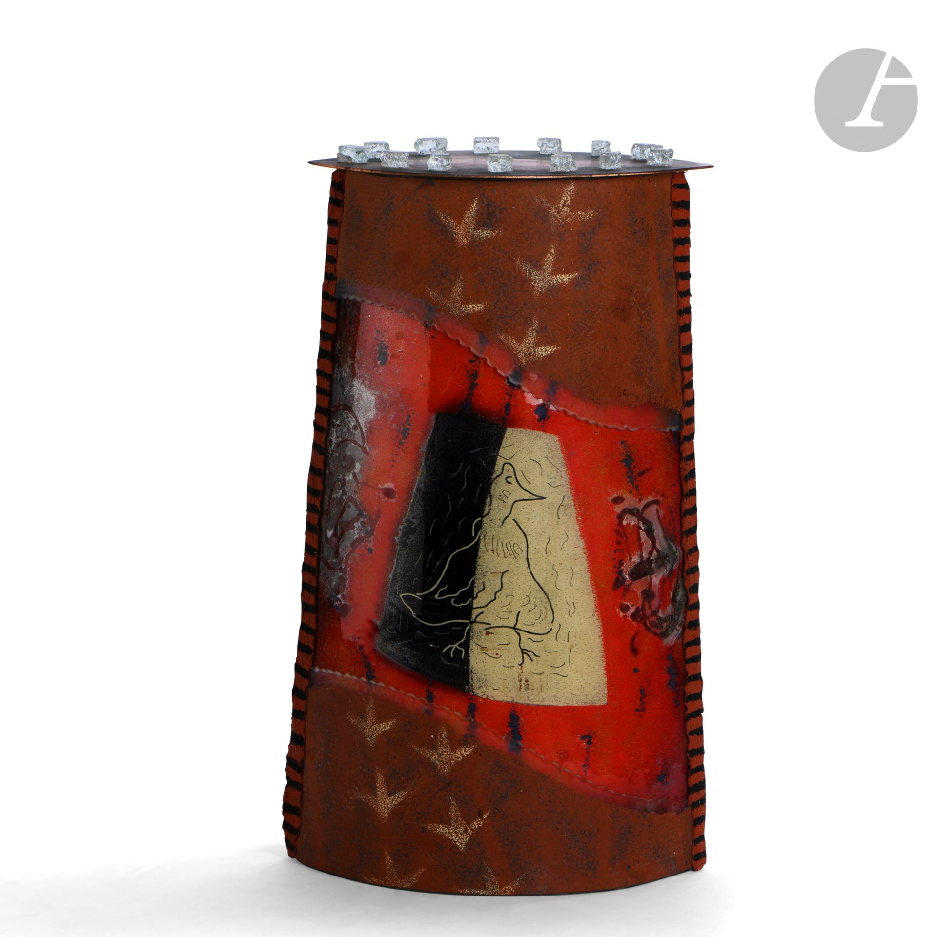 Thierry BAUDRY (France, né en 1964)
Volatiles
Sculpture en verre thermoformé, émaillé, gravé et sablé, à décor d’oiseaux dans les tons rouille, noir, jaune et rouge. Signée et datée (20)02 à la base. H. 46 cm - L. 27 cm - P. 18 cm