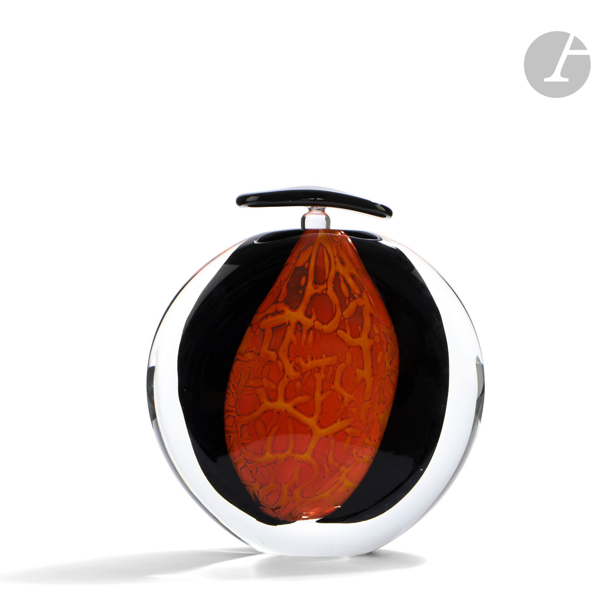 Alain et Marisa BÉGOU (France, nés en 1945 et 1948)
Grand flacon en verre soufflé de forme circulaire aplatie, un décor noir entourant une poche résille jaune orangée, et son bouchon plat noir. Signé à la base et numéroté 11 VIII 28. Pièce réalisée en 1988. H. 23 cm - L. 21 cm - P. 6 cm