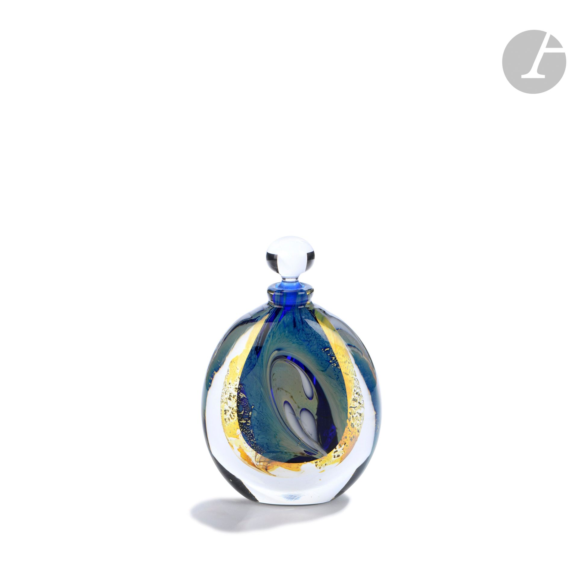 Hervé RASPAIL (France, born in 1960)
Blown glass bottle decorated with white spots and golden straws on a blue background, the ball cap. Signed, dated (19)89 and located in Allex under the base. H. 11 cm - L. 7 cm - D. 3 cm