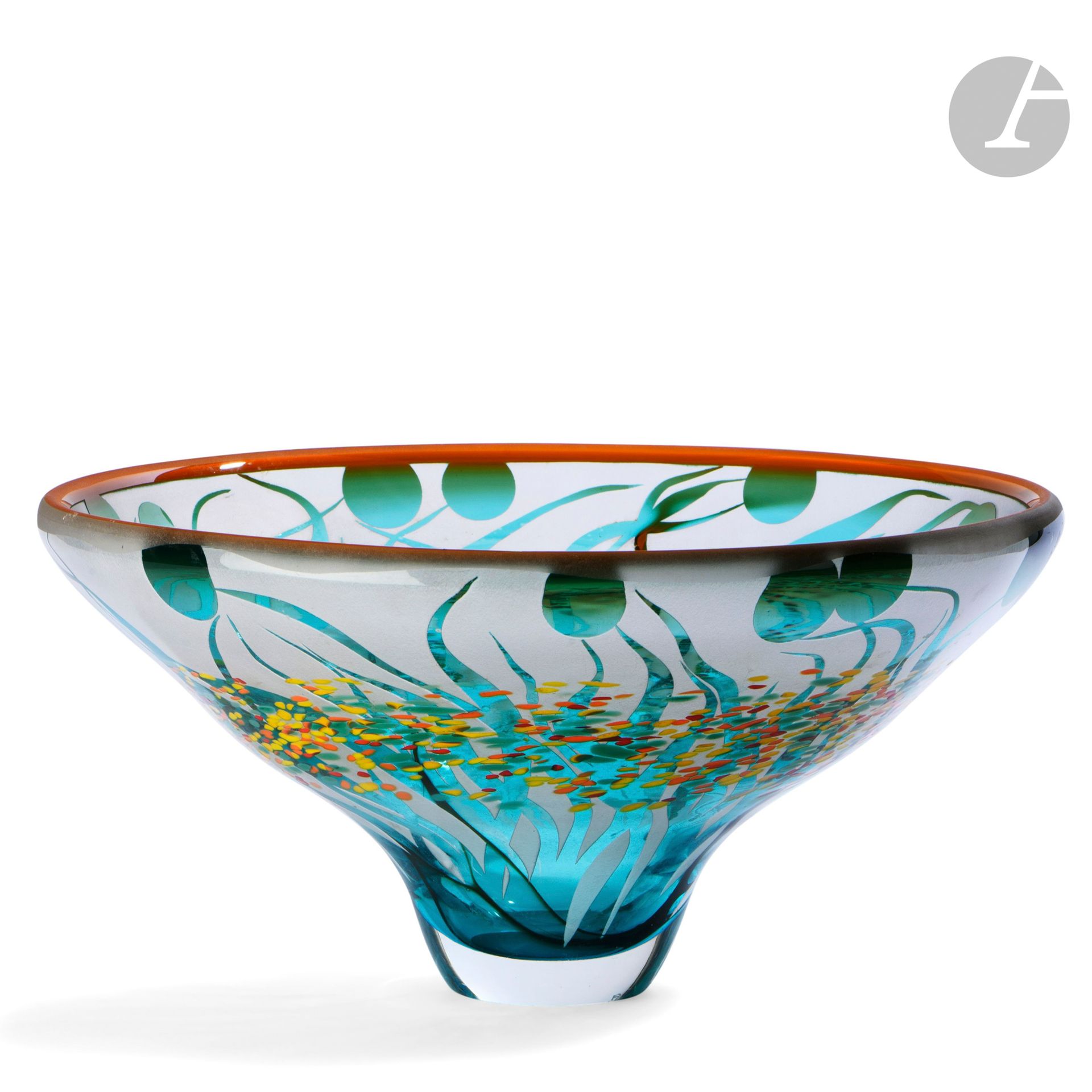 Régis et Gisèle FIEVET (France, nés en 1948 et 1951)
Grande coupe sur talon en verre soufflé à décor de gouttes de couleurs sur fond d’arabesques turquoise, partiellement gravée au sable, la bordure orange. Signée et datée 1994 à la base. H. 20 cm - D. 41 cm{CR]

Bibliographie :
L’art du verre en France, 1985-2000 : T. Baudry, A. et M. Bégou, R. et G. Fiévet - Catalogue d’exposition, Maison Ravier, Morestel, du 17 juin au 26 août 2001. Reproduit au catalogue.