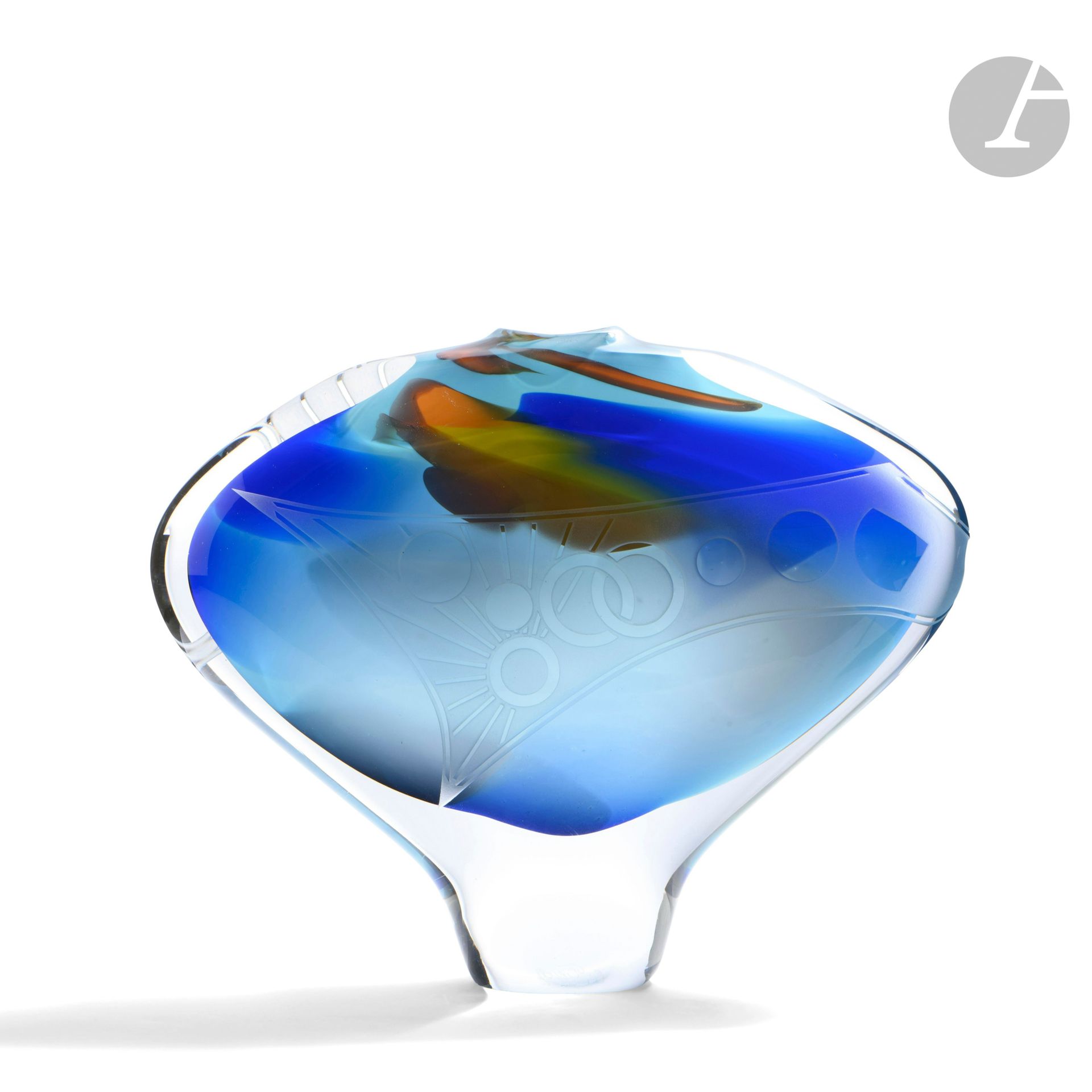 Régis and Gisèle FIEVET (France, born in 1948 and 1951)
Large blown glass vase of flattened form with broad shoulders, with yellow, orange and black decoration on a turquoise and blue background, and partial geometrical sandblasting. Signed and dated 1991 on the base. H. 29 cm - W. 36 cm - D. 8 cm