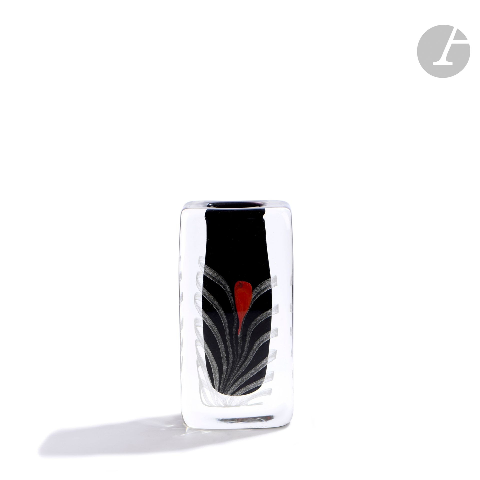 Alain et Marisa BÉGOU (France, nés en 1945 et 1948)
Vase en verre soufflé de forme rectangulaire à décor noir et rouge entouré de voiles blancs. Signé et numéroté 12 V à la base. Pièce réalisée en 1985. H.17 cm - L. 9 cm - P. 6 cm

Provenance : 
Galerie d’Amon, Paris.