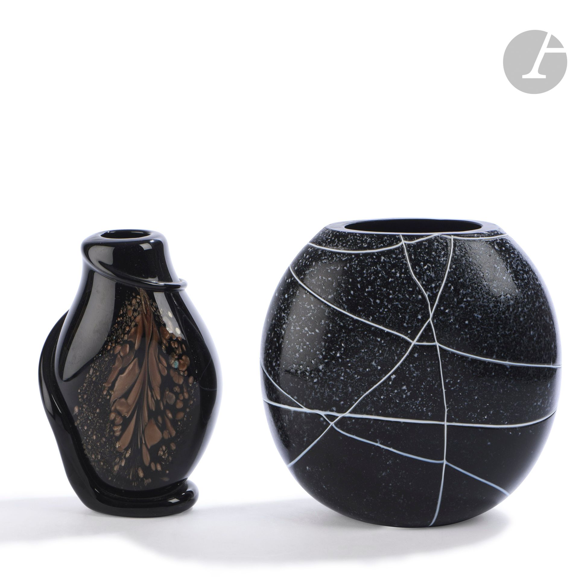 Robert PIERINI (France, né en 1950)
Vase en verre noir de forme arrondie, à décor libre de lignes blanches. Signé, daté 1984 et numéroté YA091 sous la base. H. 17 cm - L. 16 cm - P. 9 cm

On joint : 
Robert PIERINI (France, né en 1950)
Vase en verre soufflé noir à décor aventurine, reposant sur un pied en cordon de verre. Signé, daté (19)84 et numéroté NA094 sous la base. H. 16 cm - L. 10 cm - P. 6 cm