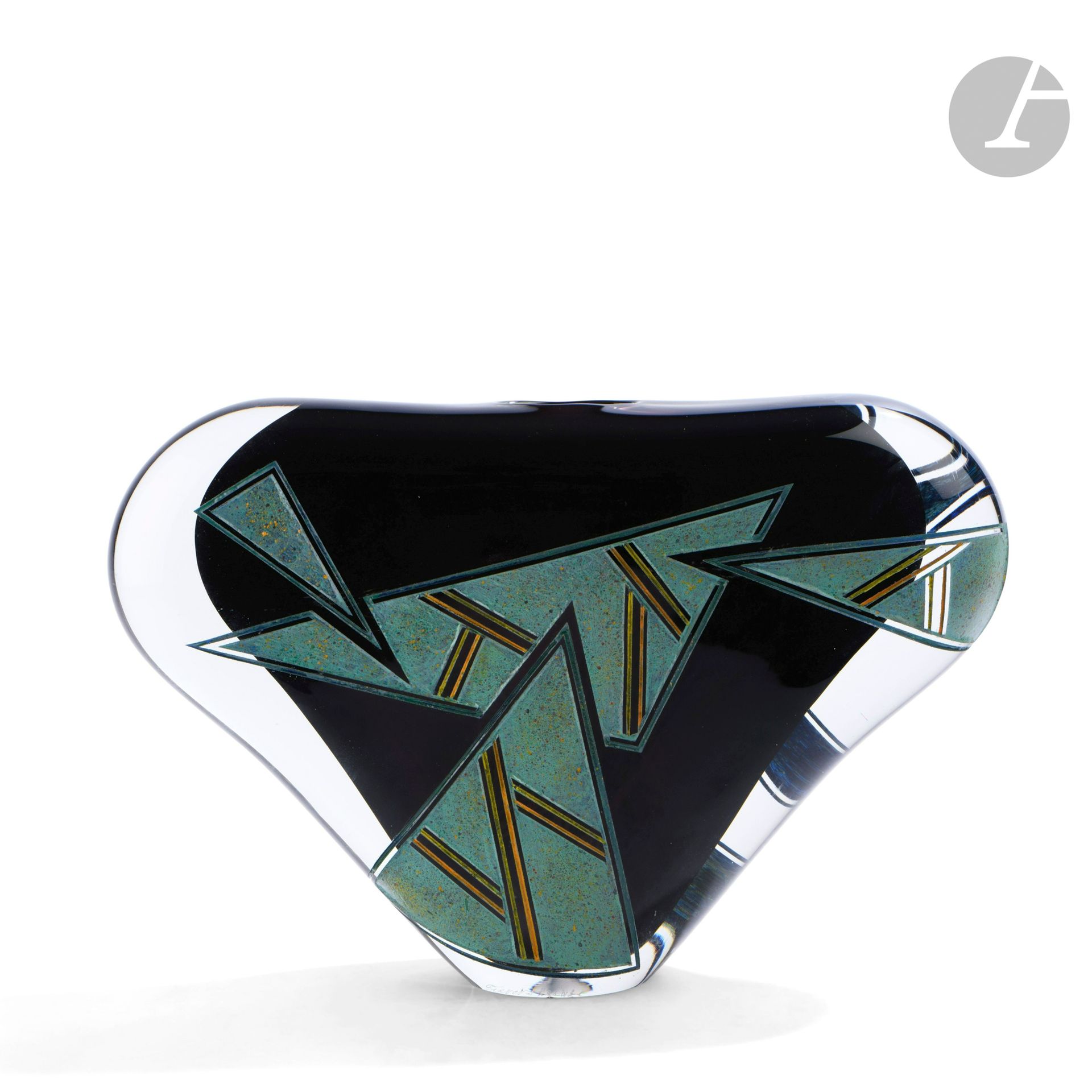 Régis and Gisèle FIEVET (France, born in 1948 and 1951)
Black blown glass vase of flattened form with broad shoulders, with geometrical decoration sandblasted then enamelled green, orange and yellow. Signed, dated 1991 and numbered N31 on the base. H. 21 cm - W. 31 cm - D. 6 cm

