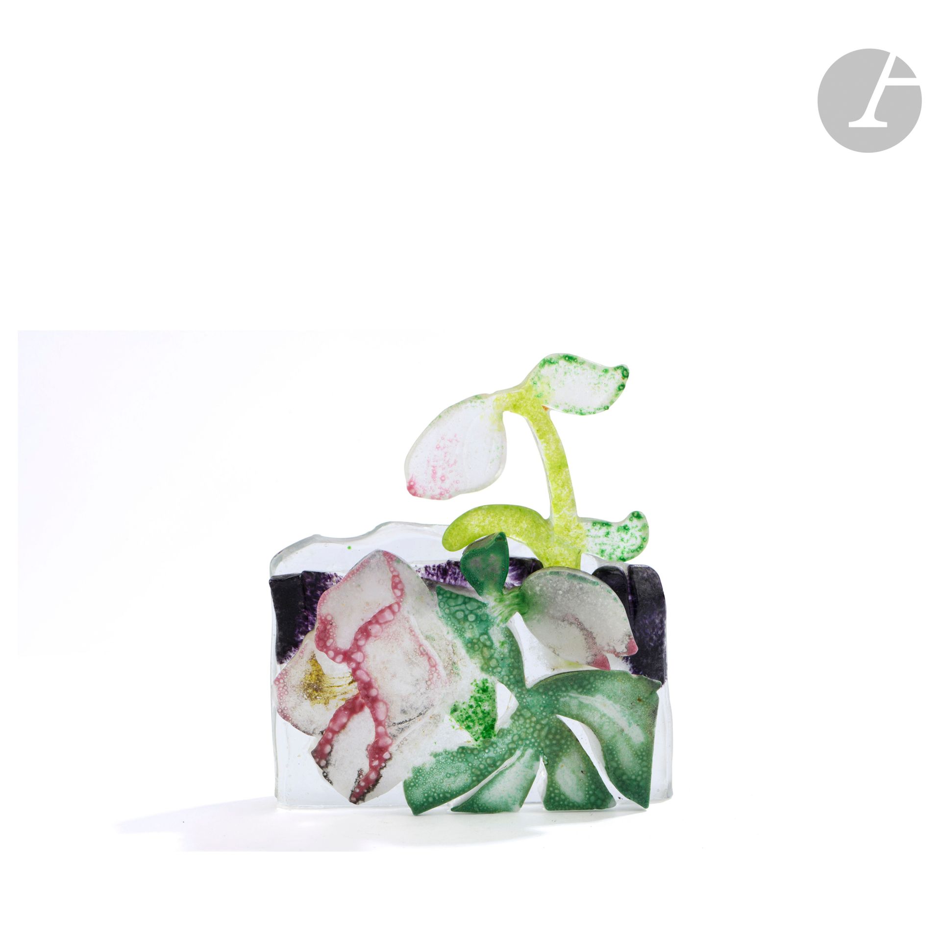 Denise FAYARD (France, XXe siècle)
Petit flacon en morceaux de verre taillés et assemblés représentant une fleur, dans les tons
vert, rose et brun. Signé, daté 1993 et numéroté 7/7 sous la base. H. 14 cm - L. 13 cm - P. 3 cm