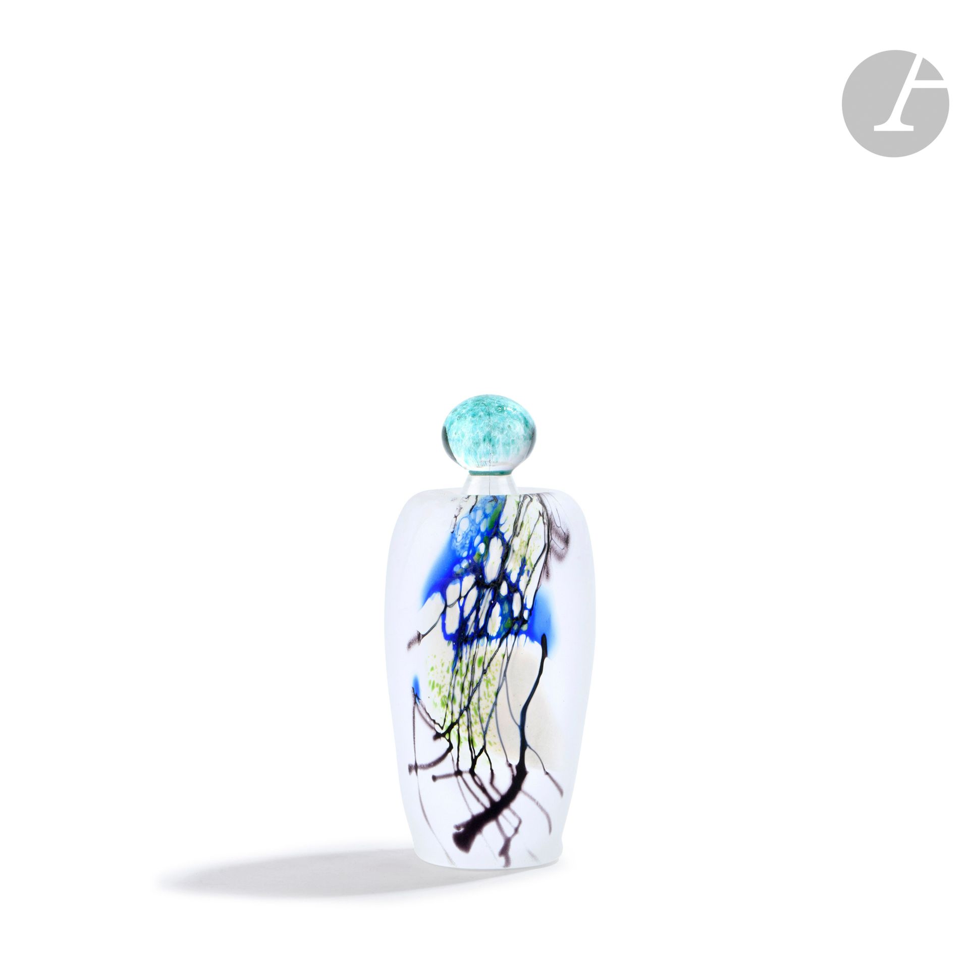 Philippe MERLOZ (France, born in 1950)
Small blown and sandblasted glass bottle with green, brown and blue abstract decoration, and its colored stopper. Signed under the base. H. 11 cm - D. 5 cm