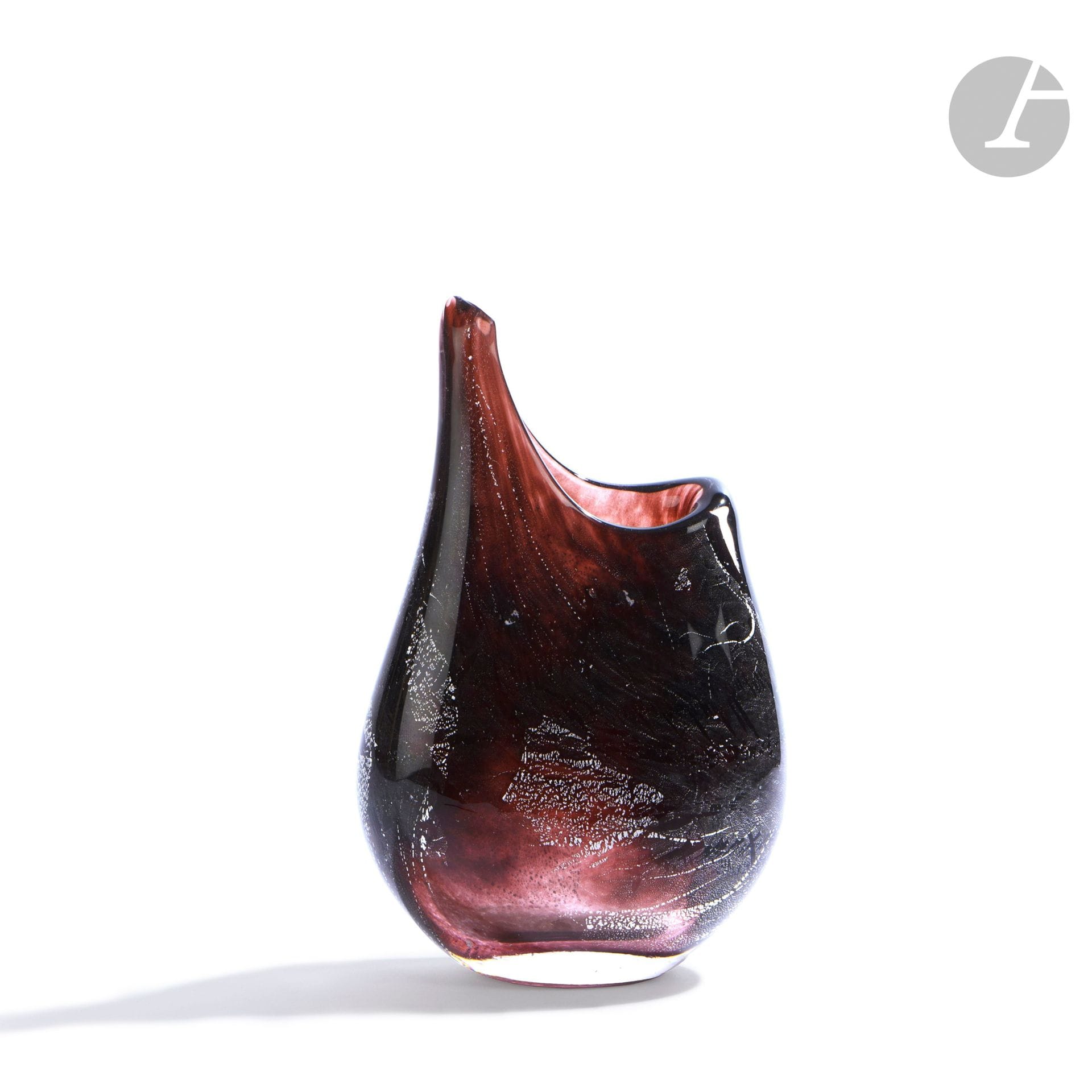 François LE LONQUER (France, 1945-1991)
Blown glass vase with asymmetrical neck in purple tones with silver glitter application. Signed and dated 1988 on the base. H. 20 cm - W. 12 cm - D. 5 cm