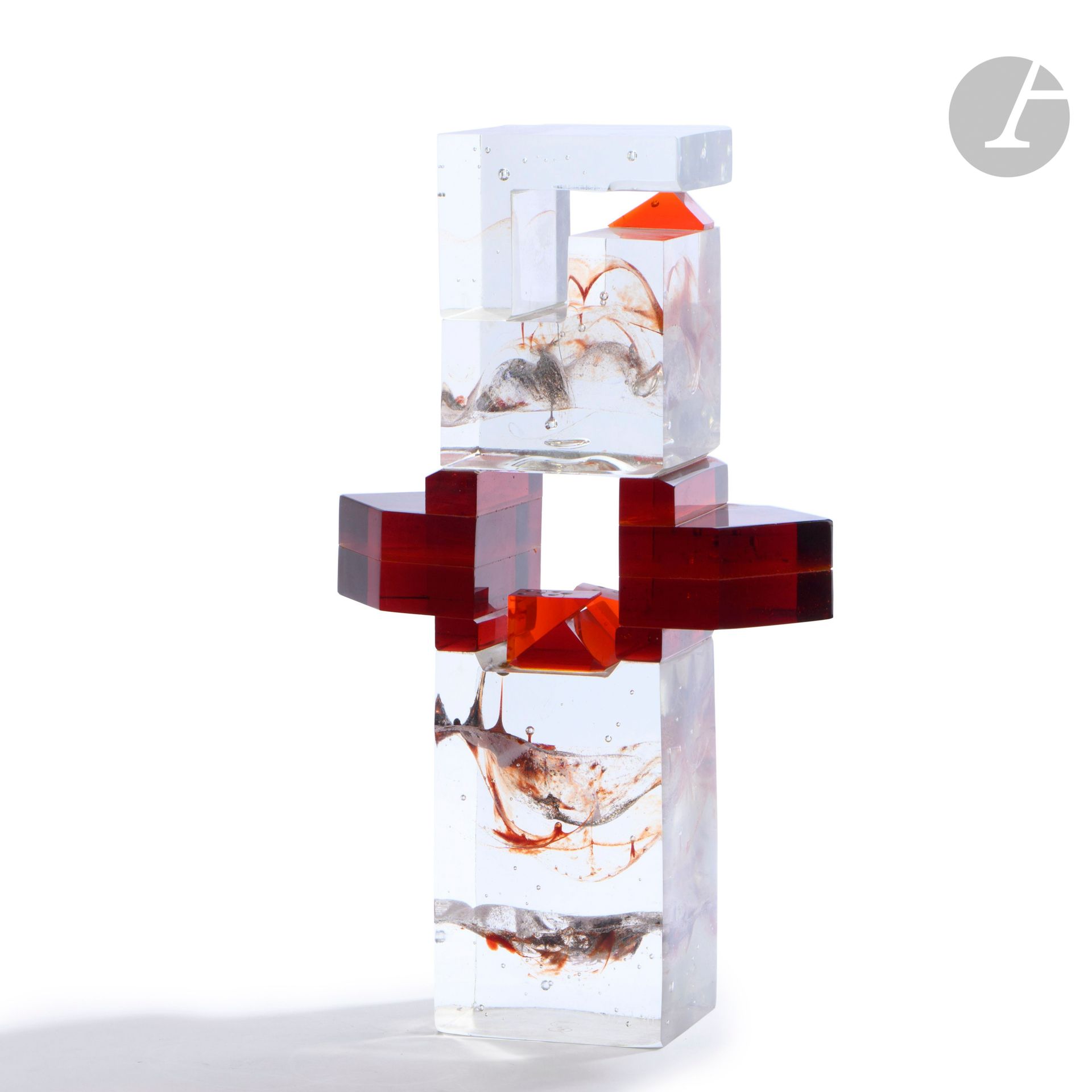 René DENIEL (France, né en 1947)
Grande sculpture totem en blocs de verre coulé, assemblés puis polis, dans les tons brun et grenat. Signée et datée 1996 à la base, monogrammée sous la base. H. 39 cm - L. 22 cm - P. 9 cm