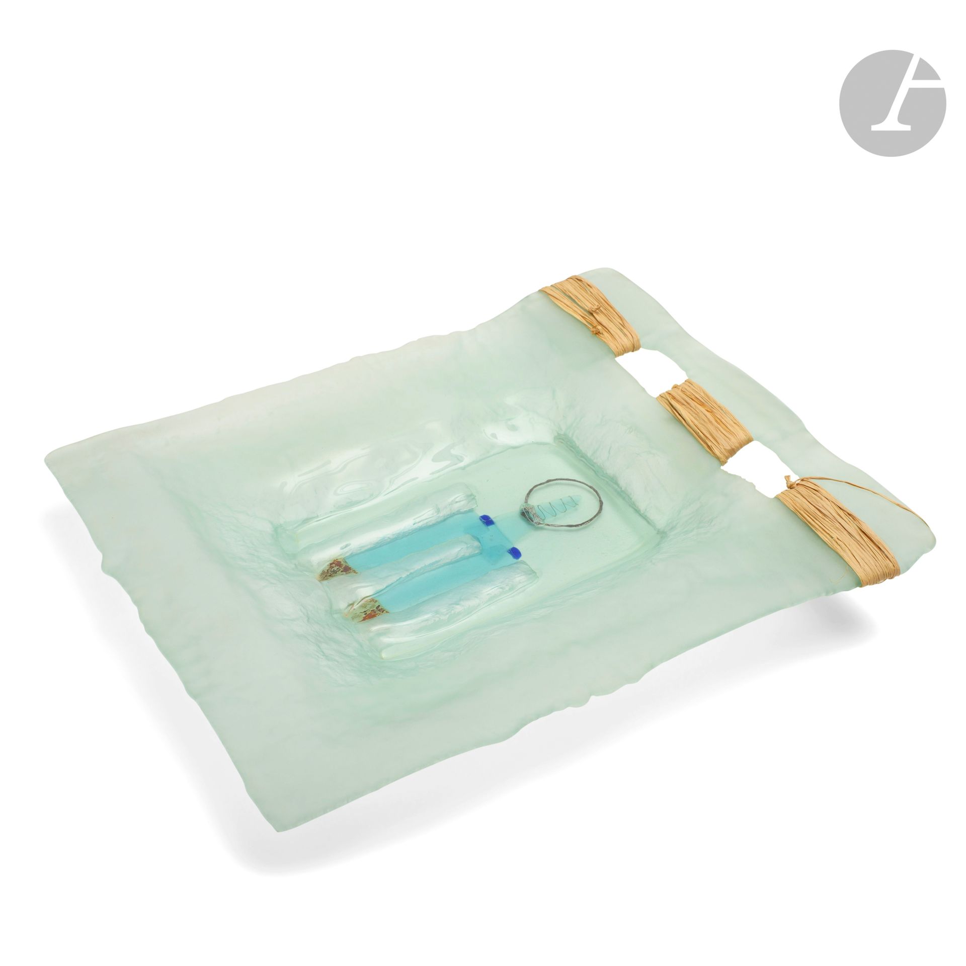 Bruno REVAULT (France, born in 1953)
Thermoformed and sandblasted glass dish of rectangular form, with central abstract decoration in relief, addition of metallic threads and straw. Signed and numbered X5 on one edge. H. 47 cm - W. 38 cm - D. 5 cm