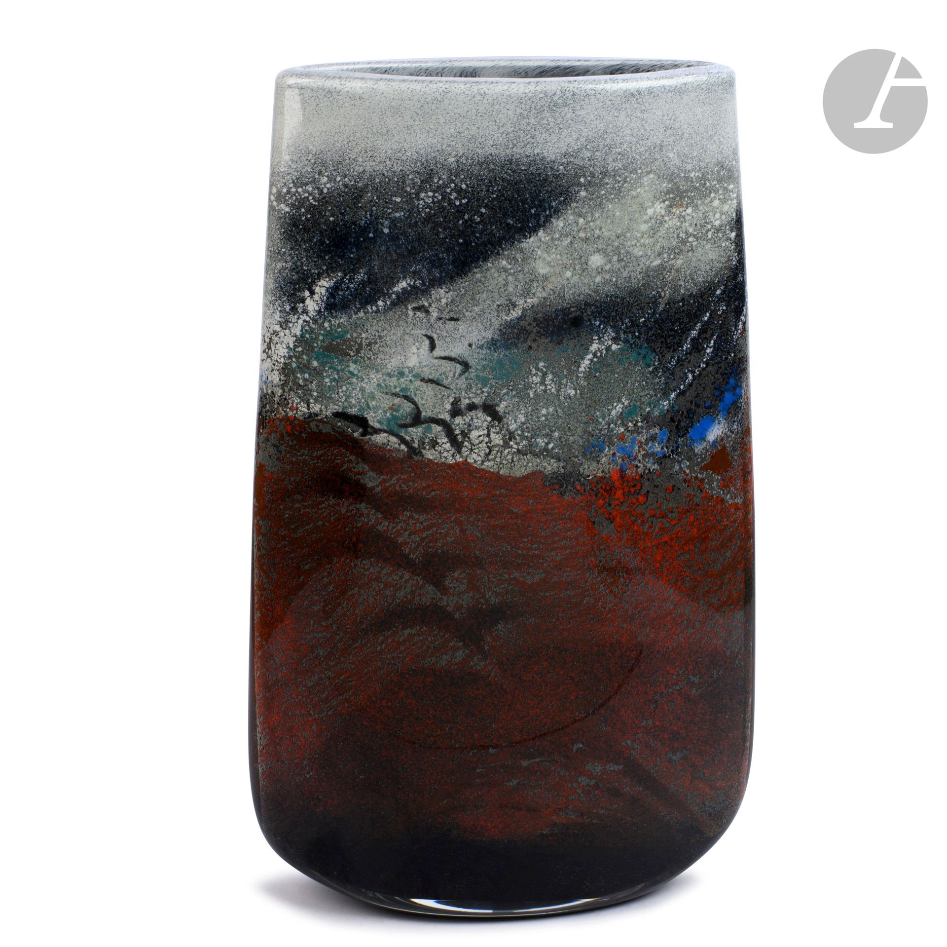 Alain et Marisa BÉGOU (France, nés en 1945 et 1948)
Grand vase en verre soufflé de forme rectangulaire aplatie à décor d’un bord de mer rouge, gris, noir et turquoise. Signé et daté 23.25.03 à la base. Pièce réalisée en 2003. H. 54 cm - L. 32 cm - P. 11 cm