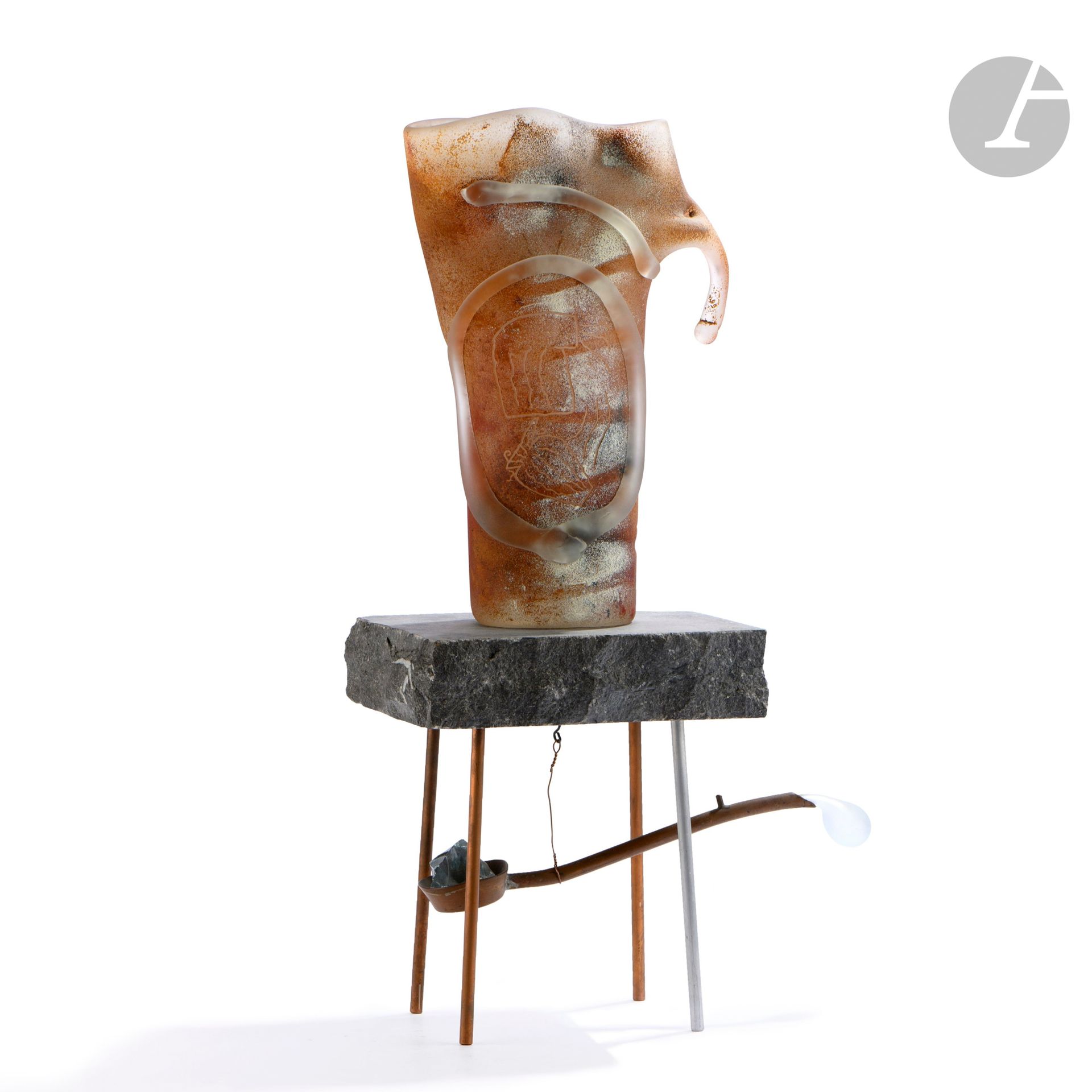 Thierry BAUDRY (France, né en 1964)
Saisir l’imprévu
Sculpture de forme libre en verre soufflé, émaillé, sablé et gravé, reposant sur une pierre bleue du Nord sur laquelle est suspendu un creuset en équilibre. Signée et datée (19)97 sur la pierre. H. 54 cm - L. 27 cm - P. 17 cm.

Bibliographie : 
Thierry Baudry – Catalogue d’exposition, Musée du Donjon, Niort, 1998. Reproduite au catalogue.
