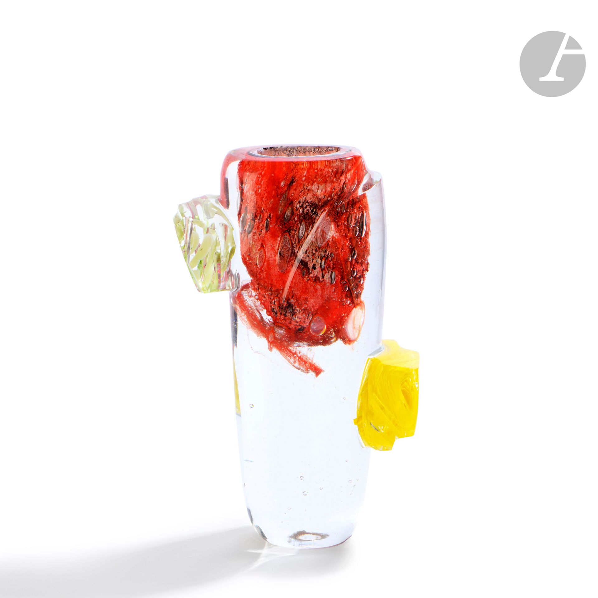 René DENIEL (France, né en 1947)
Vase en verre soufflé rouge en partie haute, deux cabochons jaunes appliqués en surface. Signé, daté (19)89 et noté 1/ 61 sous la base. H. 26 cm - L. 15 cm - P. 6 cm