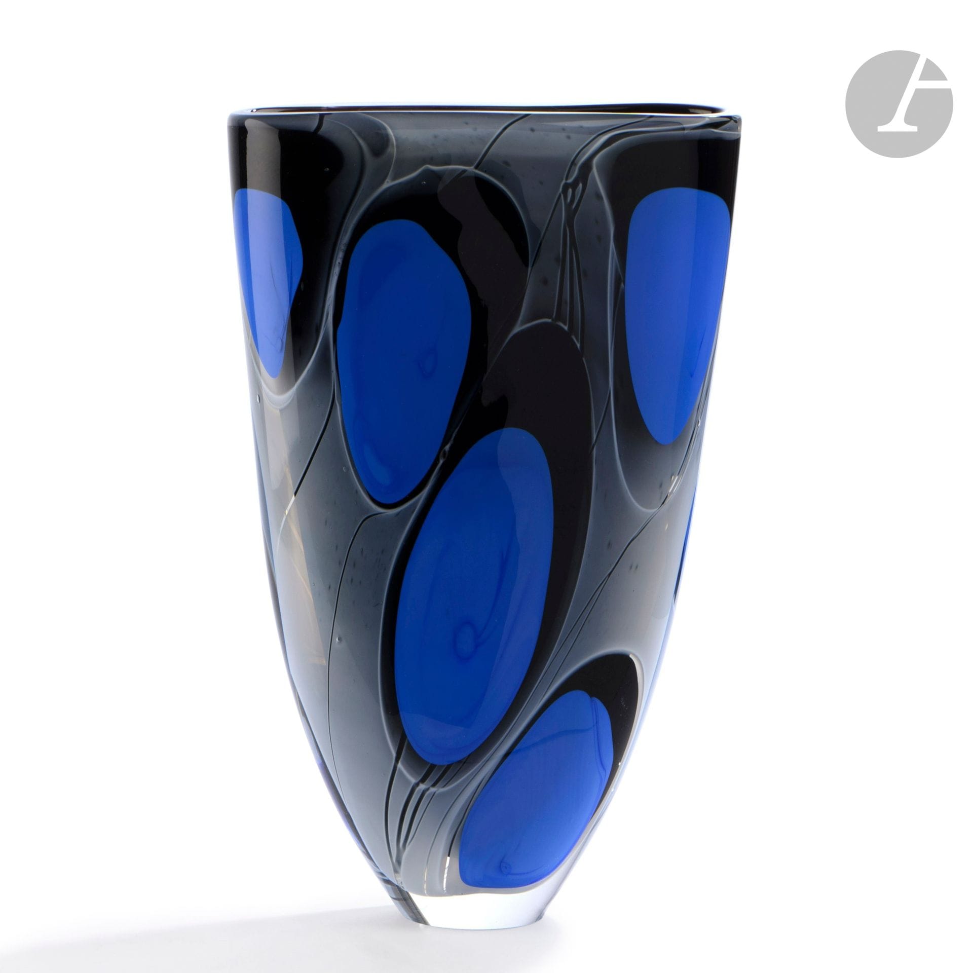 Alain et Marisa BÉGOU (France, nés en 1945 et 1948)
Grand vase en verre soufflé à large col, à décor de pastilles noir et bleu sur fond gris. Signé et numéroté 5 IX 4 à la base. Pièce réalisée en 1989. H. 37 cm - L. 23 cm - P. 9 cm