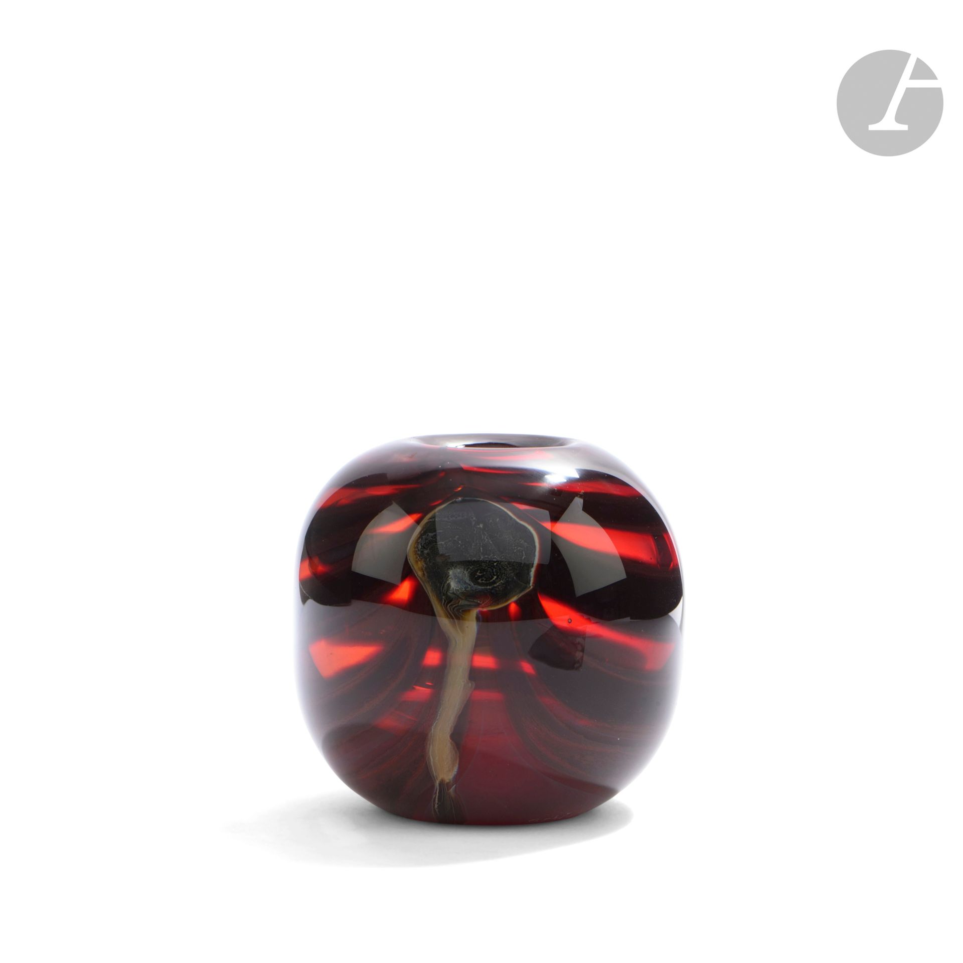 Joseph CHIAMPO dit GORIO (France, XXe siècle)
Vase boule en verre soufflé dans les tons rouge et pourpre. Signé et daté (19)90 à la base. H. 9 cm – D. 9 cm