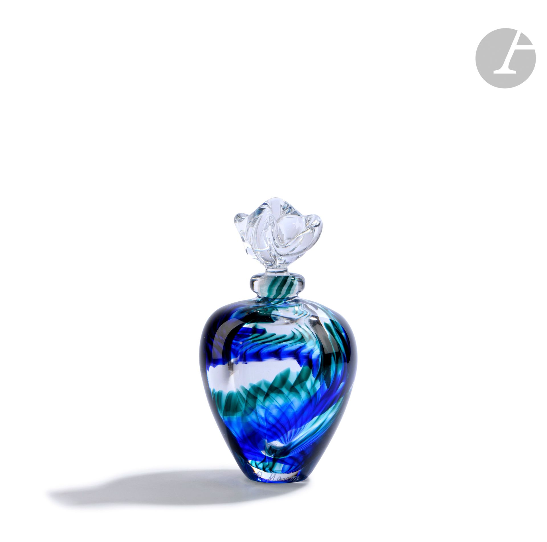 Pierre MARION (France, born in 1954)
Blown glass bottle with two-colored green and blue decoration, and its transparent flower-shaped stopper. Signed and dated 1992 on the base. H. 17 cm - D. 9 cm