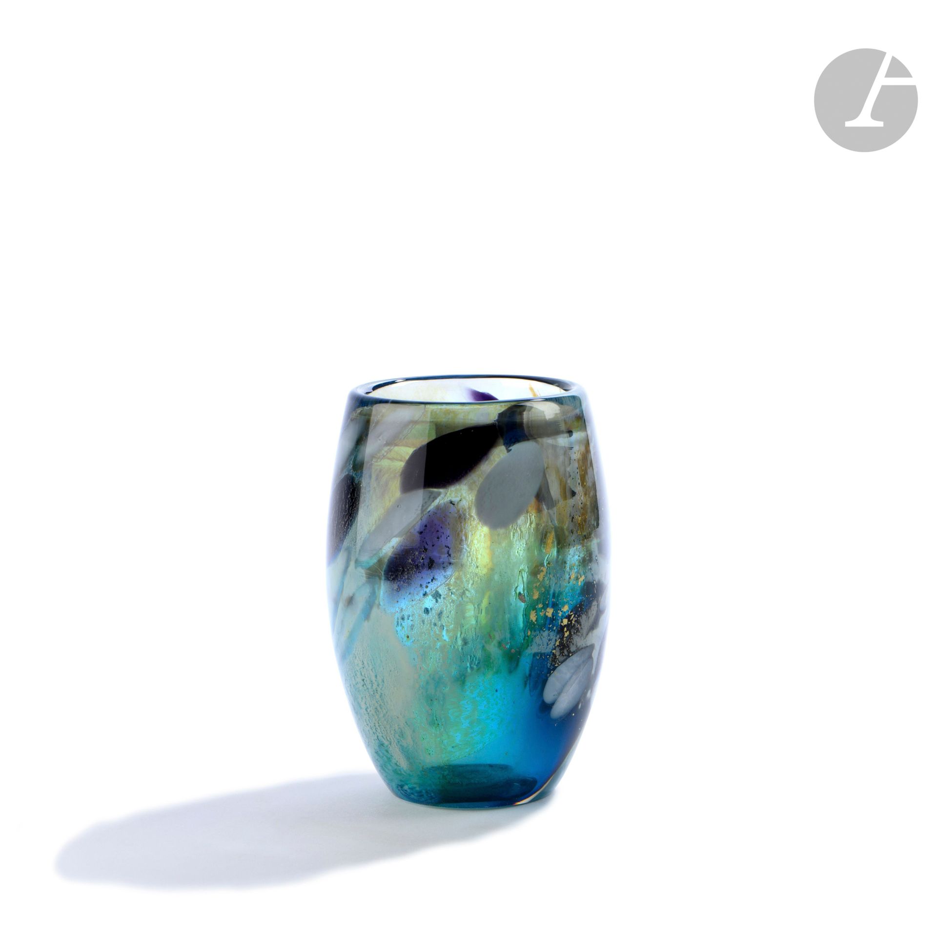 Hervé RASPAIL (France, né en 1960)
Vase en verre soufflé de forme circulaire, à décor tacheté blanc et noir sur fond bleu nuageux. Signé, daté (19)89 et situé à Allex sous la base. H. 11 cm – D. 7 cm