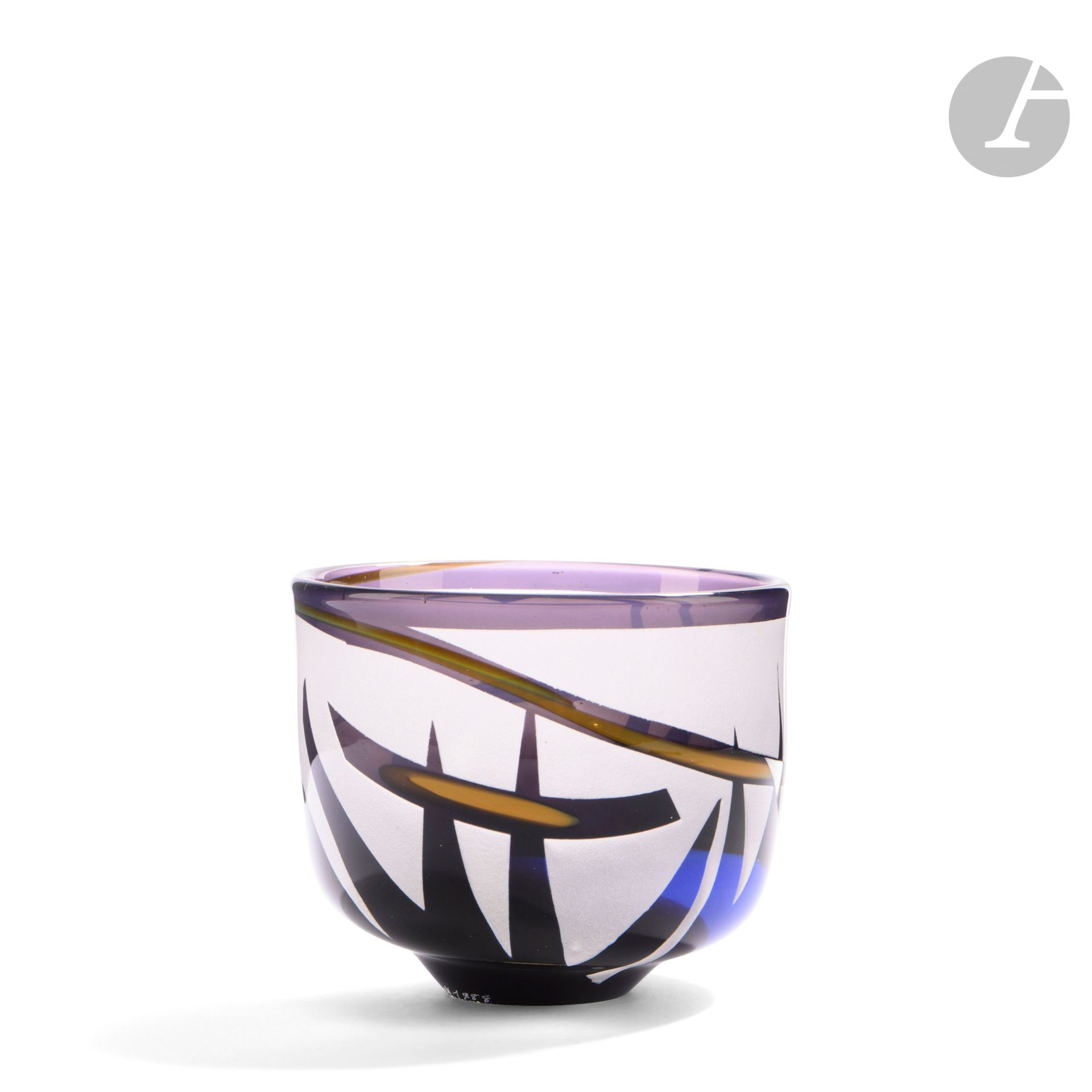 Régis et Gisèle FIEVET (France, nés en 1948 et 1951)
Bol en verre soufflé, à décor abstrait bleu et brun sur fond gravé au sable. Signé et daté 1988 à la base. H. 11 cm – D. 12 cm