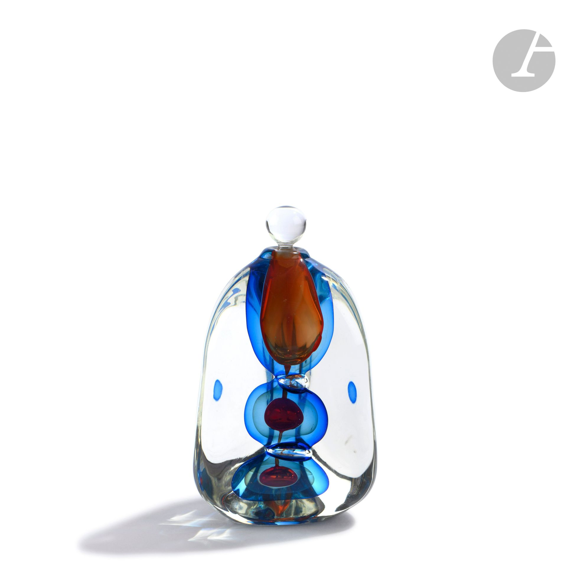 Alain and Marisa BEGOU (France, born in 1945 and 1948)
Blown glass bottle of triangular form with blue and red bubbles. Signed and numbered 2 VII on the base. Made in 1987. H. 13 cm - W. 8 cm - D. 8 cm