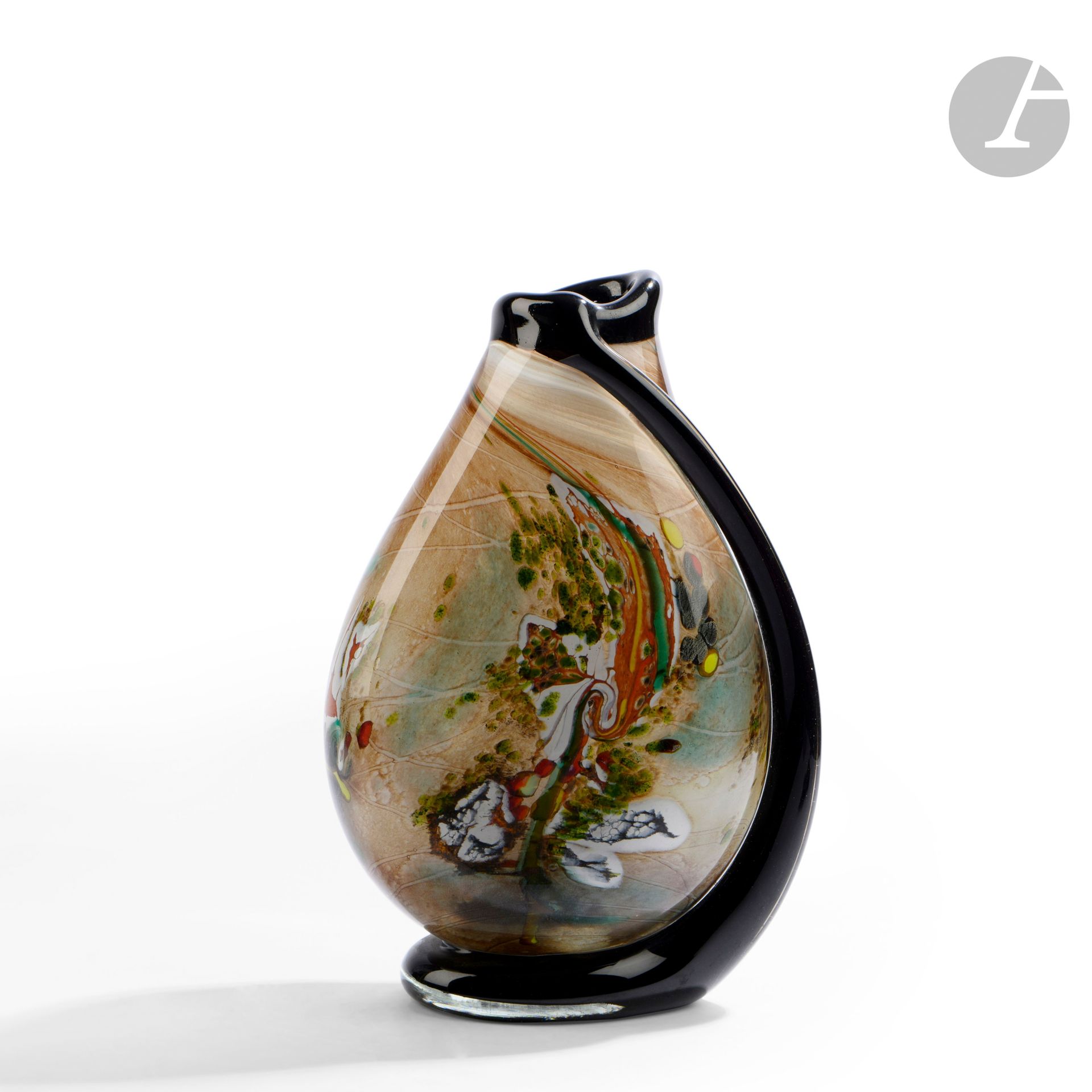 Robert PIERINI (France, né en 1950)
Vase en verre soufflé polychrome, sur son pied en cordon de verre noir. Signé, daté 1985 et numéroté A5 1/1 sous la base. H. 29 cm - L. 19 cm - P. 8 cm