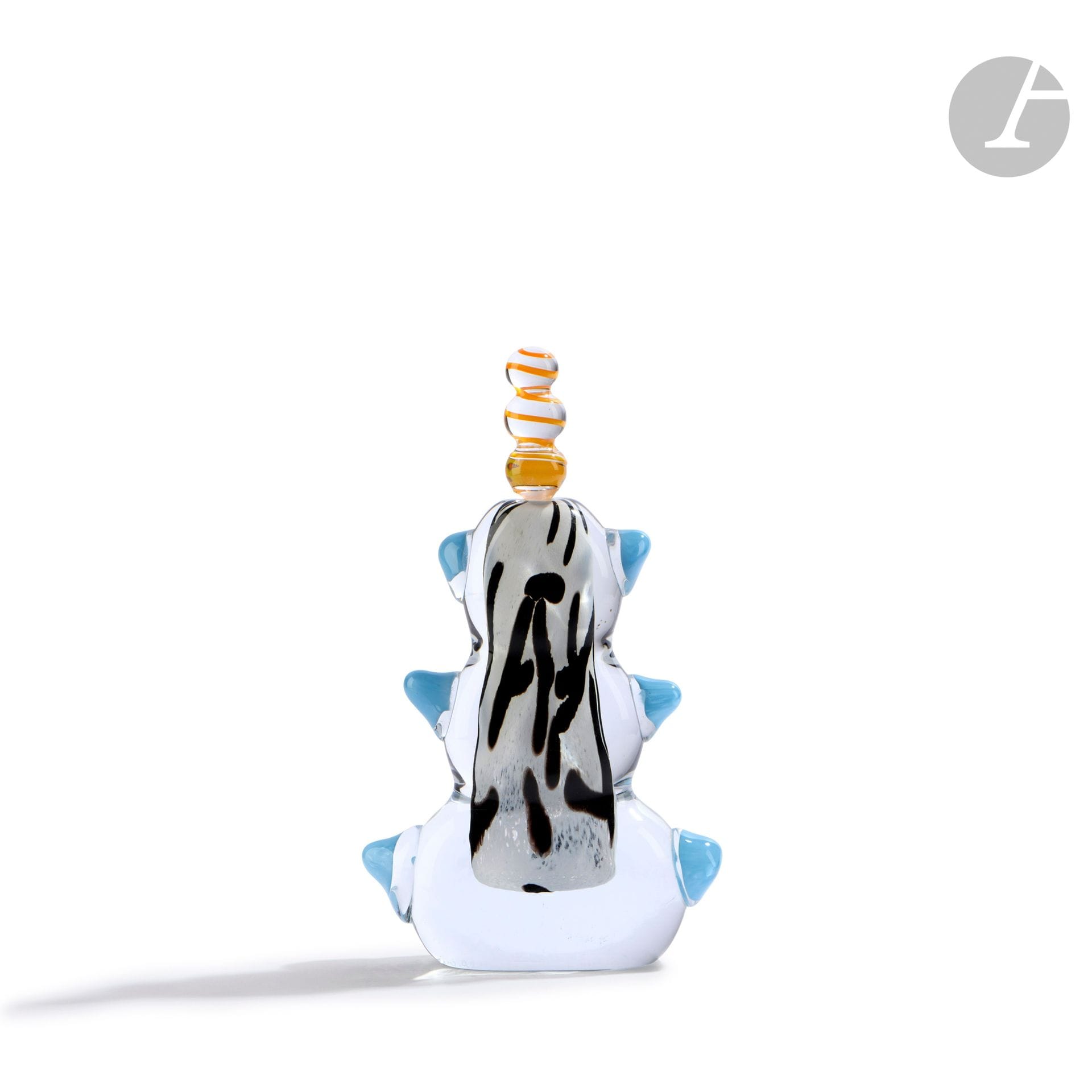 Élisabeth DECOBERT et Francis BÉGOU (France, XXe siècle)
Flacon en verre soufflé à décor de picots, à décor abstrait polychrome sur fond blanc, son bouchon en forme de billes superposées. Signé et daté 1992 à la base. H. 19 cm - L. 11 cm - P. 4 cm