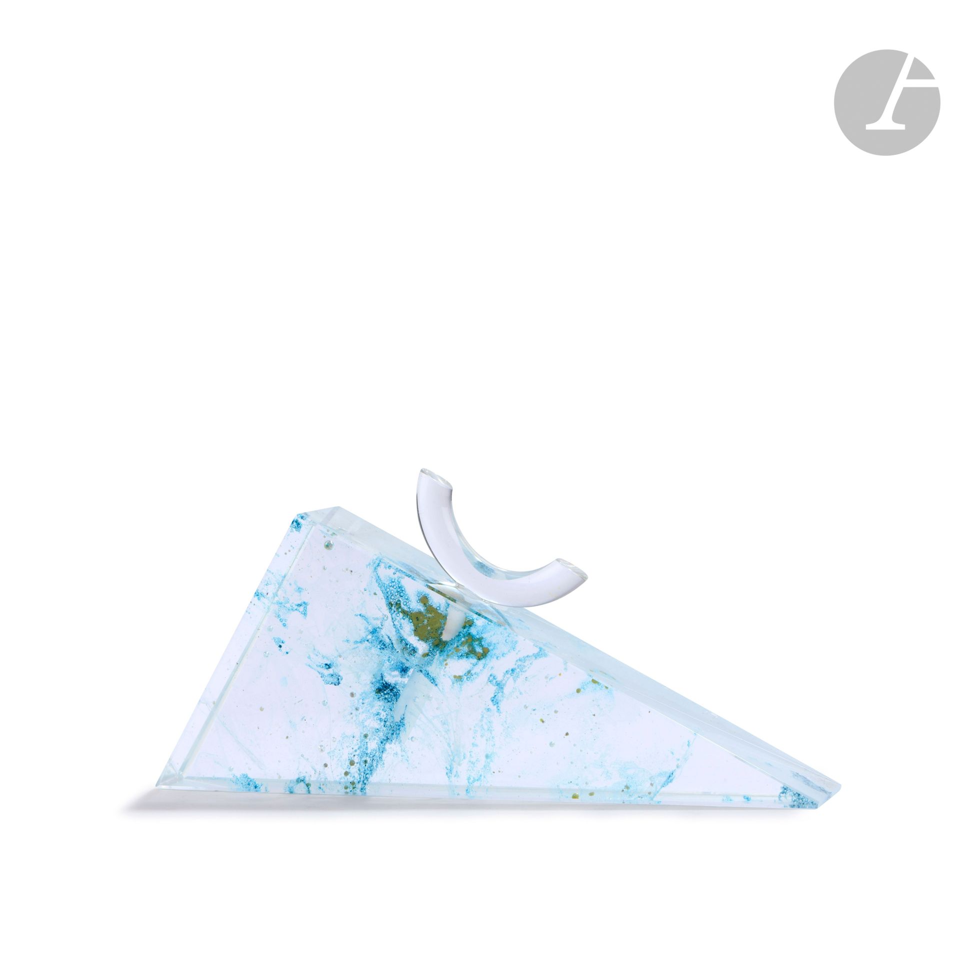Philippe MERLOZ (France, born in 1950)
Glass paste bottle of triangular form with blue bubbled decoration, and its stopper in arc of circle. Signed under the base. H. 8 cm - L. 18 cm - D. 3,5 cm